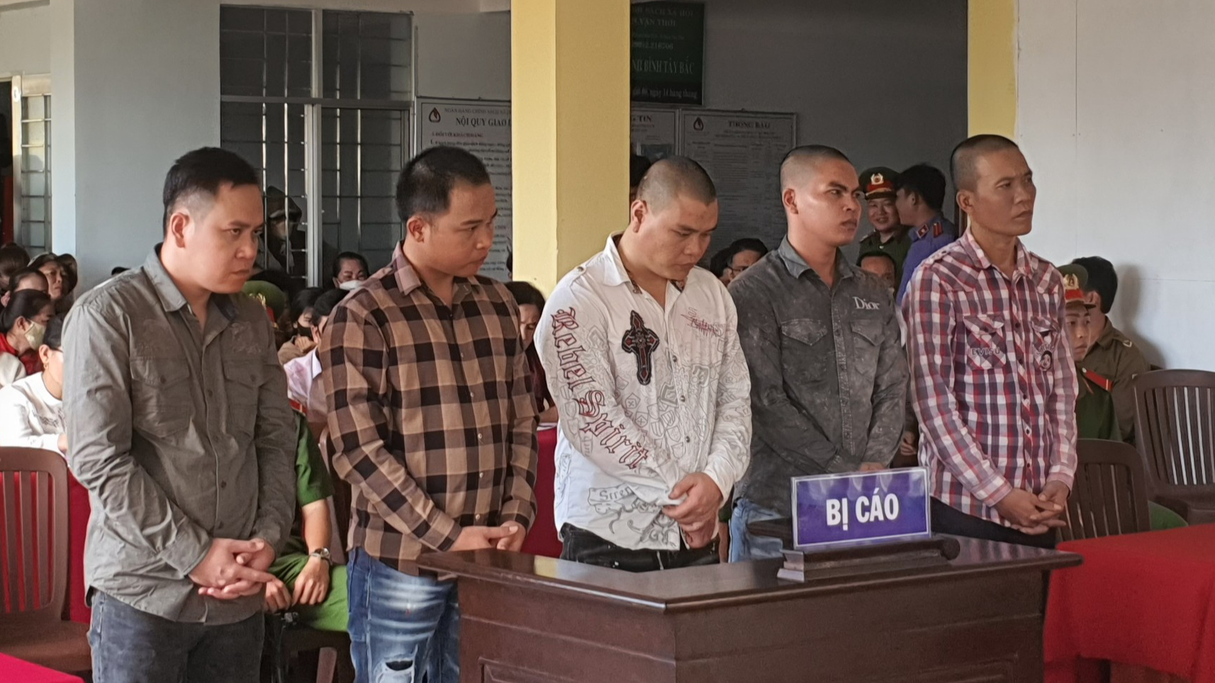 Tấn c&ocirc;ng, cướp mực t&agrave;u kh&aacute;c v&igrave; chuyện tranh chấp ngư trường, 5 bị c&aacute;o lĩnh &aacute;n- Ảnh 1.