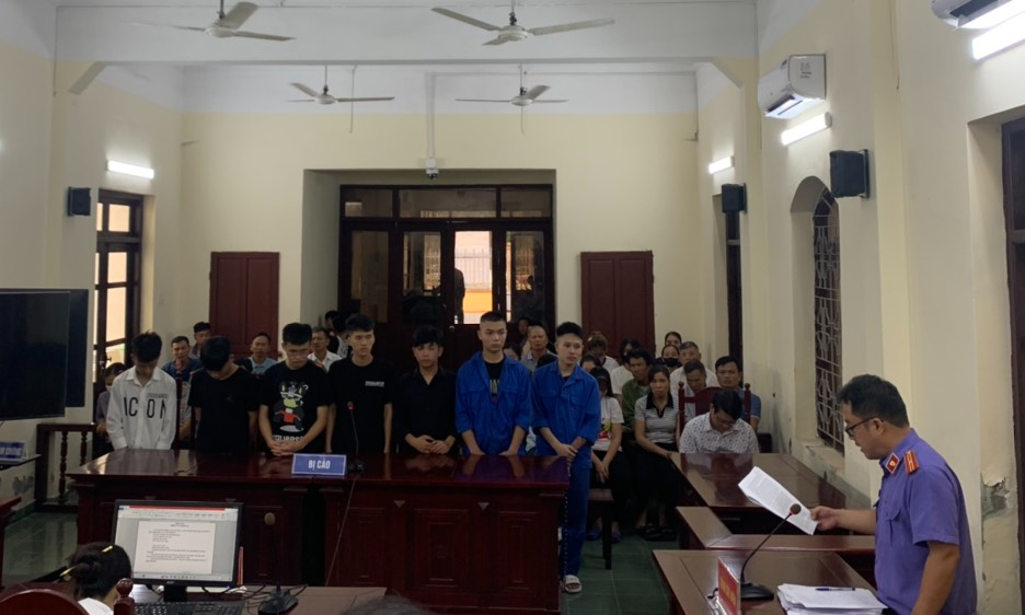 Gần 17 năm t&ugrave; cho nh&oacute;m tuổi teen cầm kiếm l&ecirc;n đường giải quyết m&acirc;u thuẫn- Ảnh 1.