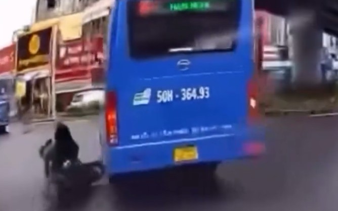Xe bu&yacute;t tạt đầu, hai người tr&ecirc;n xe m&aacute;y ng&atilde; văng xuống đường