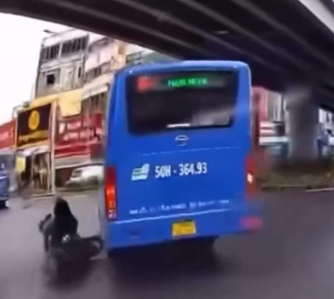 Xe bu&yacute;t tạt đầu, hai người tr&ecirc;n xe m&aacute;y ng&atilde; văng xuống đường- Ảnh 2.