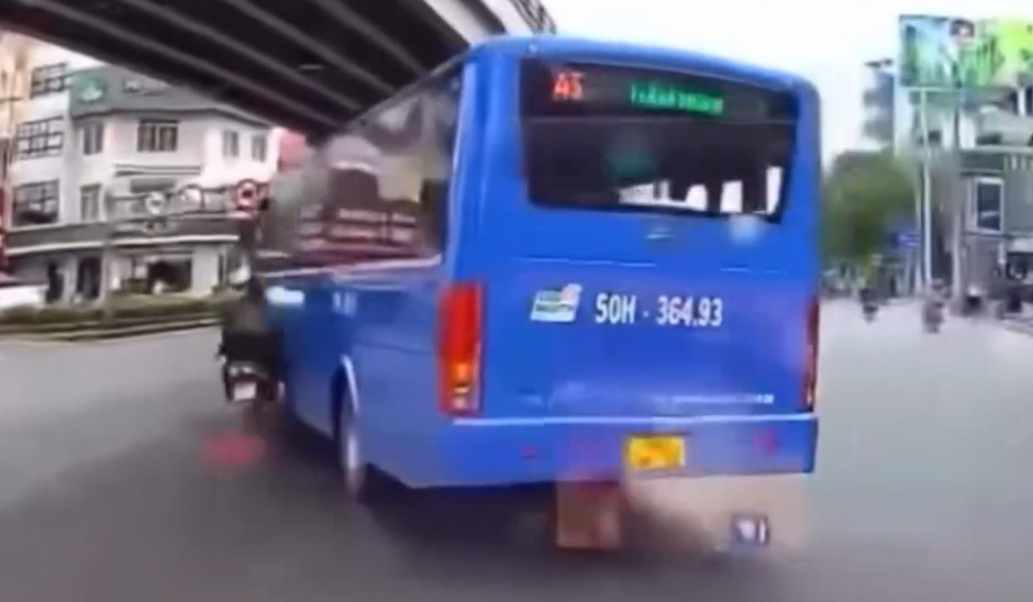 Xe bu&yacute;t tạt đầu, hai người tr&ecirc;n xe m&aacute;y ng&atilde; văng xuống đường- Ảnh 1.