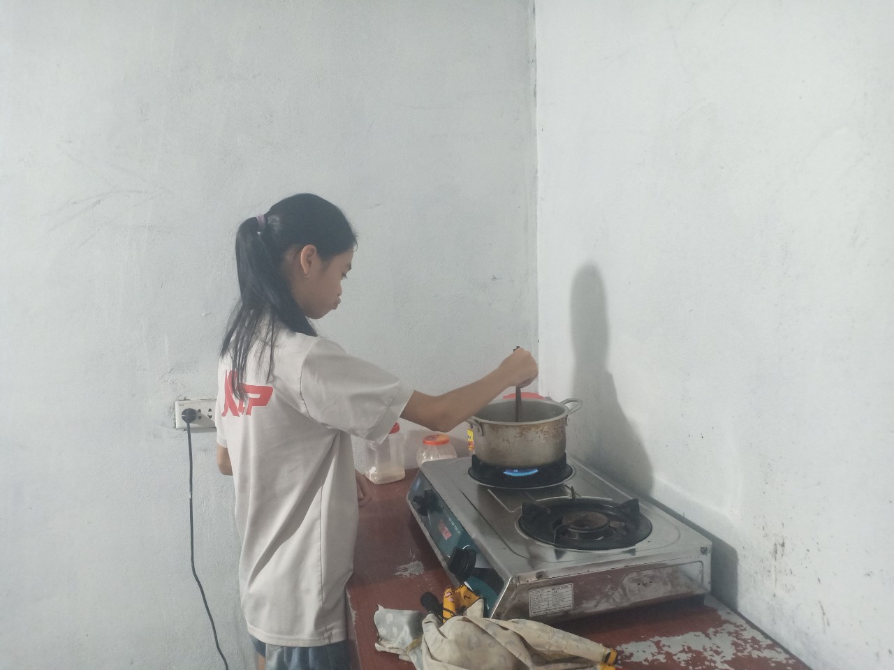 Lam lũ cảnh mẹ g&oacute;a nu&ocirc;i 3 con thơ dại v&igrave; chồng ra đi tr&ecirc;n đường t&igrave;m việc- Ảnh 2.