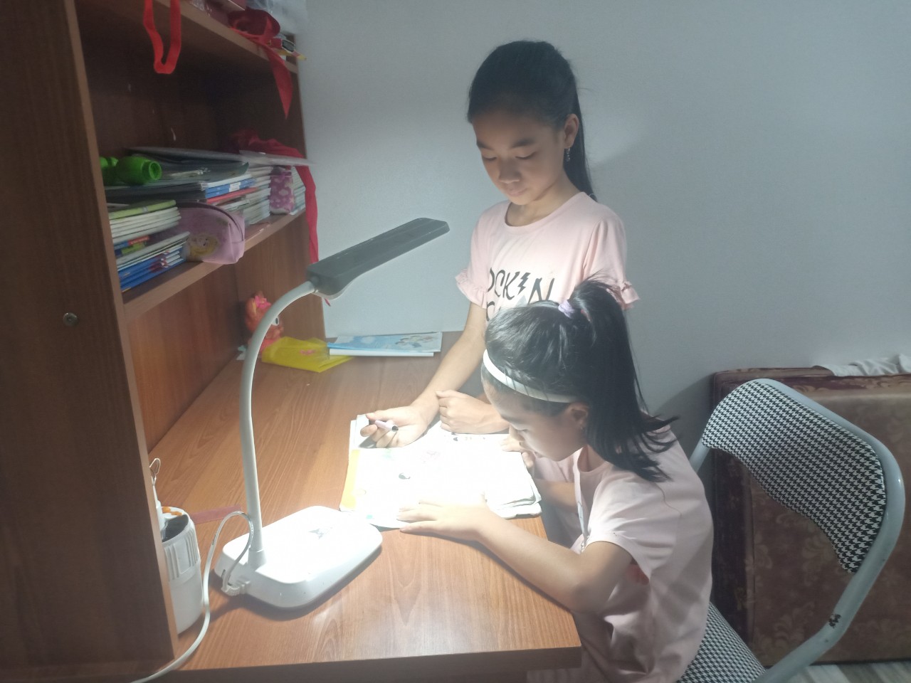 Lam lũ cảnh mẹ g&oacute;a nu&ocirc;i 3 con thơ dại v&igrave; chồng ra đi tr&ecirc;n đường t&igrave;m việc- Ảnh 1.