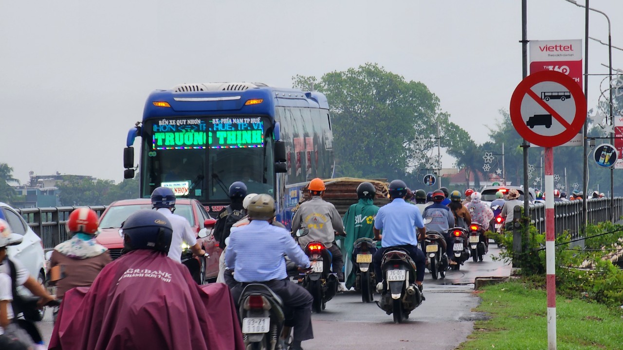 Cấm xe qua cầu Tr&agrave; Kh&uacute;c 2: T&agrave;i xế lạc đường, giao th&ocirc;ng &ugrave;n tắc- Ảnh 4.
