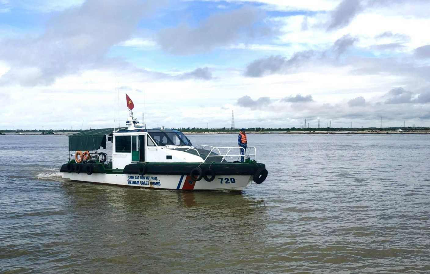 Thuyền chở 9 người đ&acirc;m v&agrave;o 1 t&agrave;u chở sắt tr&ecirc;n biển l&agrave;m 1 người mất t&iacute;ch- Ảnh 1.