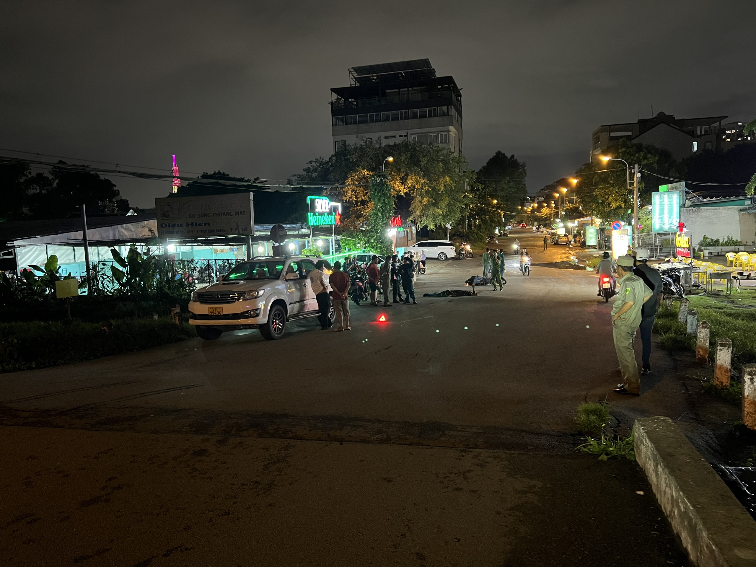 Ng&atilde; xe m&aacute;y trượt d&agrave;i dưới dốc cầu, người đ&agrave;n &ocirc;ng tử vong tại chỗ- Ảnh 1.