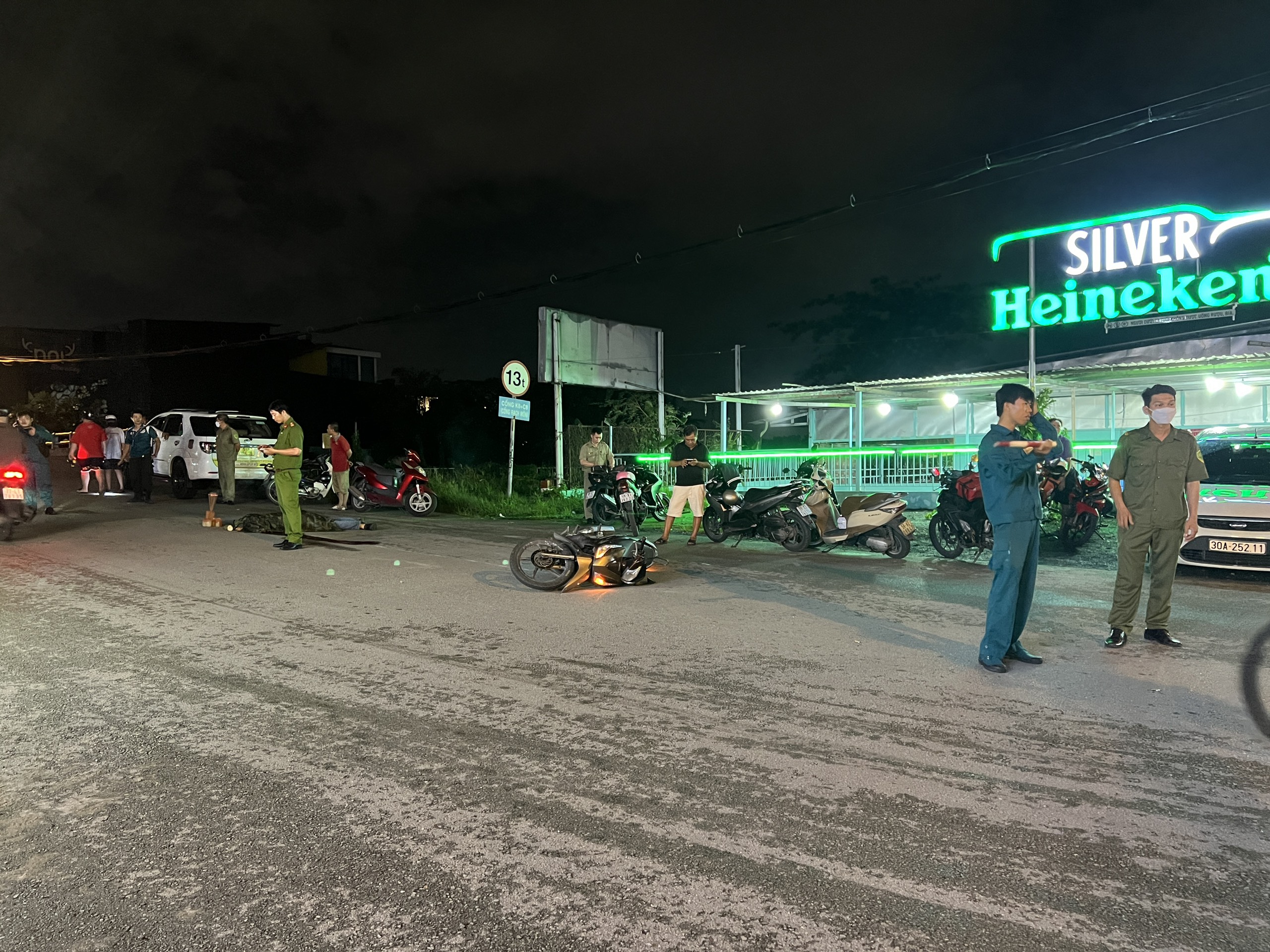 Ng&atilde; xe m&aacute;y trượt d&agrave;i dưới dốc cầu, người đ&agrave;n &ocirc;ng tử vong tại chỗ- Ảnh 2.