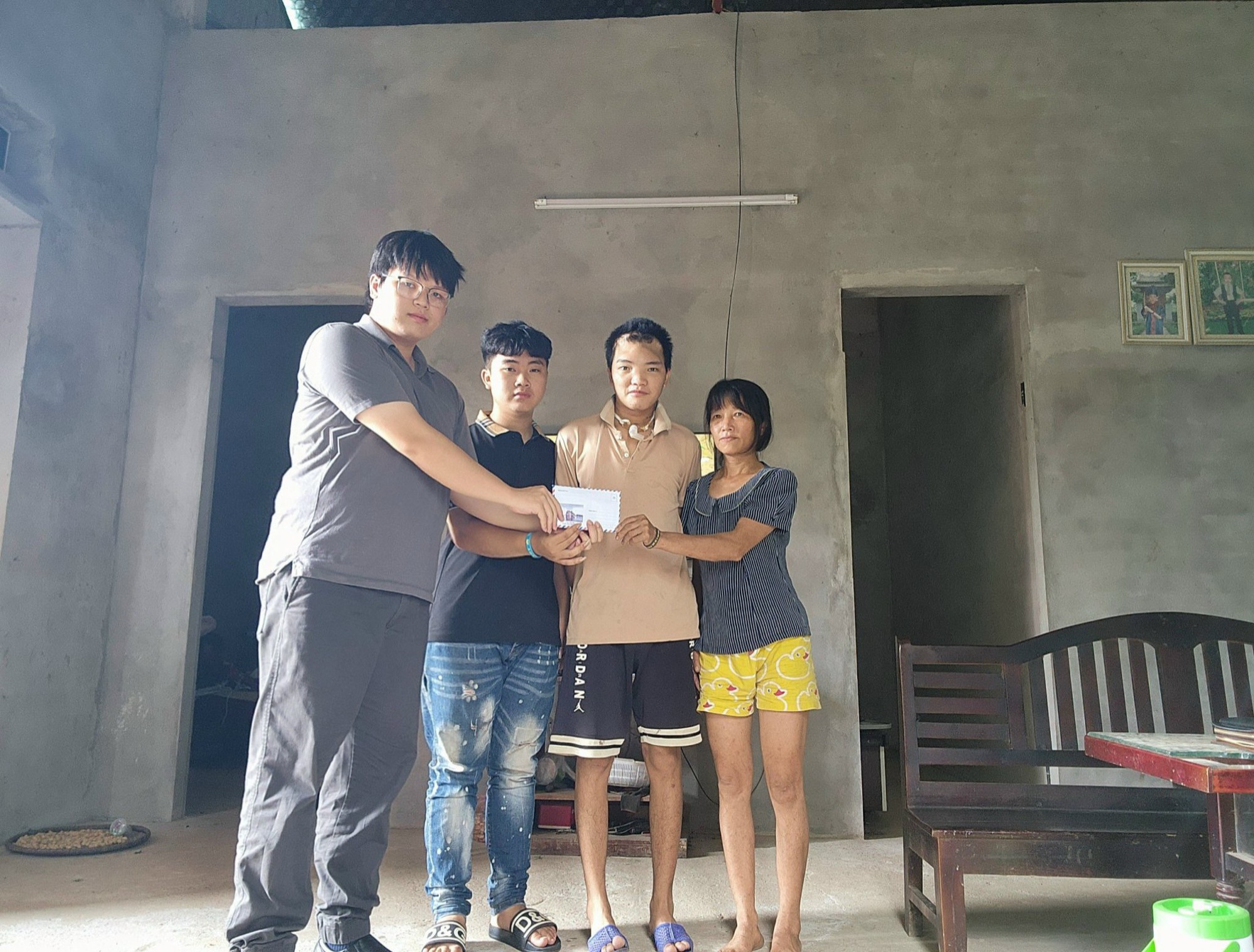 Bạn đọc gửi tiền hỗ trợ cậu b&eacute; "gồng g&aacute;nh mẹ bệnh, anh tai nạn"- Ảnh 2.