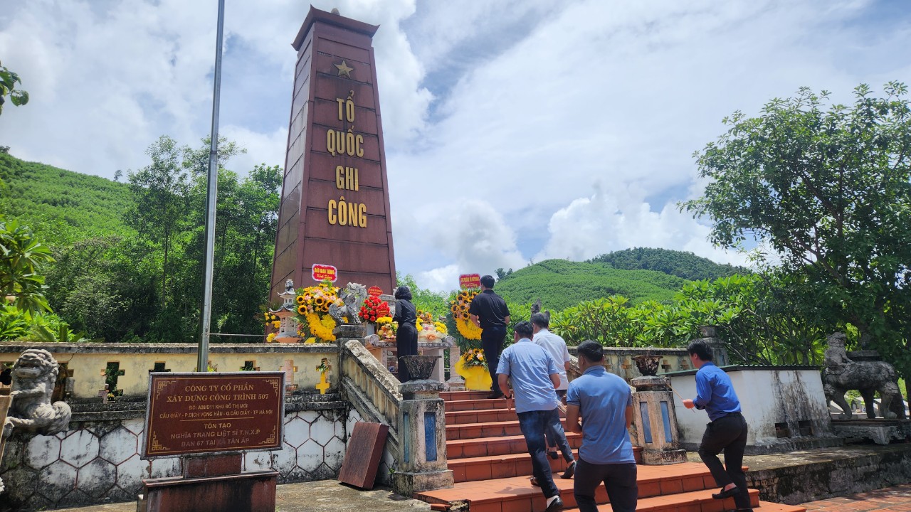 Cục Đường bộ, Báo Giao thông tri ân các Anh hùng liệt sỹ, TNXP ngành GTVT- Ảnh 2. Cục Đường bộ, Báo Giao thông tri ân các Anh hùng liệt sỹ, TNXP ngành GTVT- Ảnh 2.