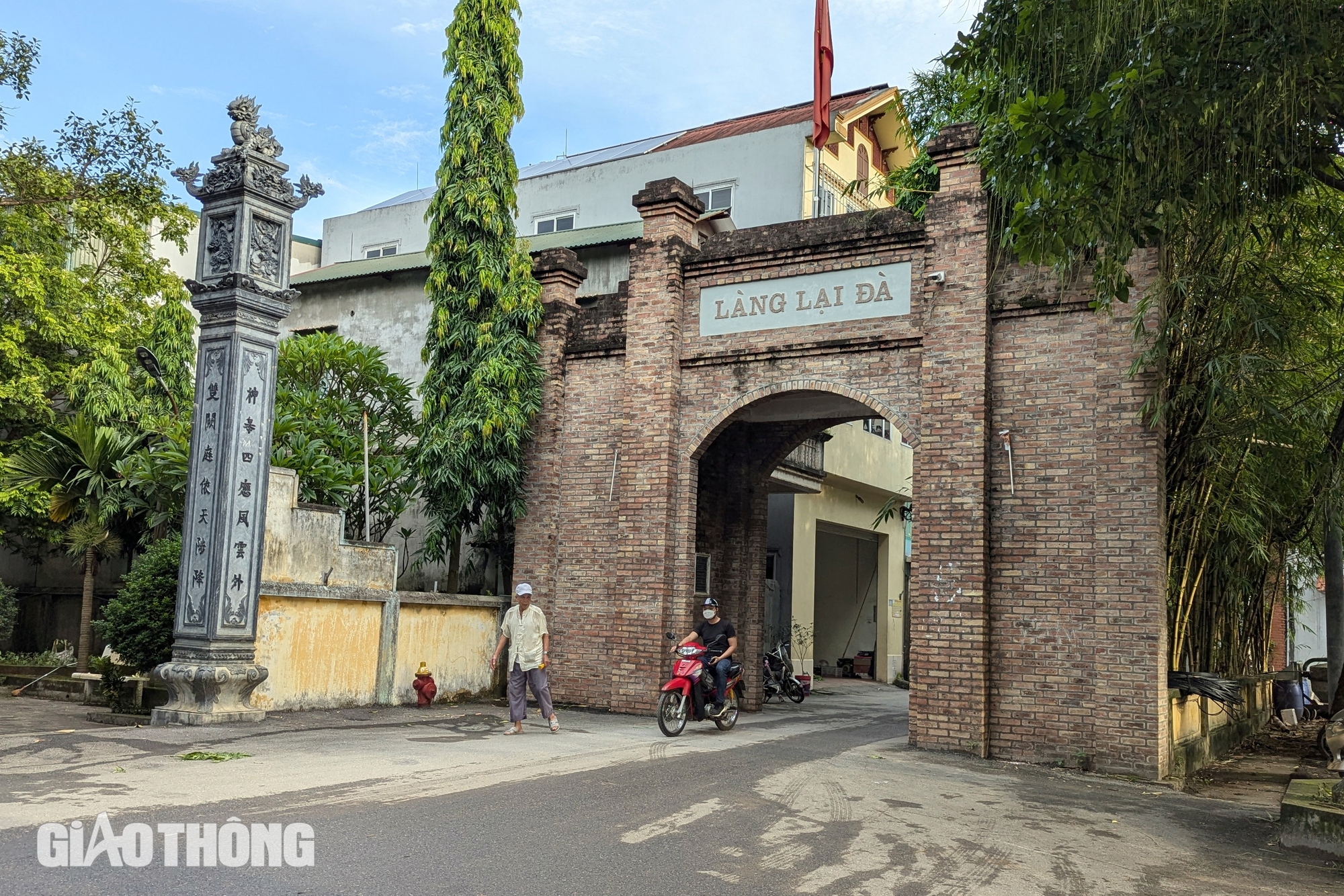 Hai tuần trước Tổng B&iacute; thư về thăm qu&ecirc;, người d&acirc;n l&agrave;ng Lại Đ&agrave; lu&ocirc;n d&otilde;i theo &ocirc;ng- Ảnh 3.