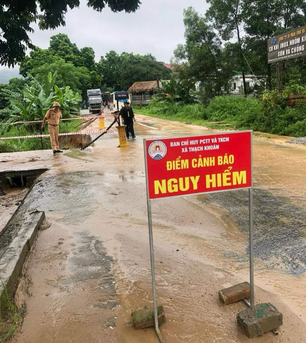 Ph&uacute; Thọ: CSGT hỗ trợ người d&acirc;n tại điểm ngập &uacute;ng, sạt lở- Ảnh 3.