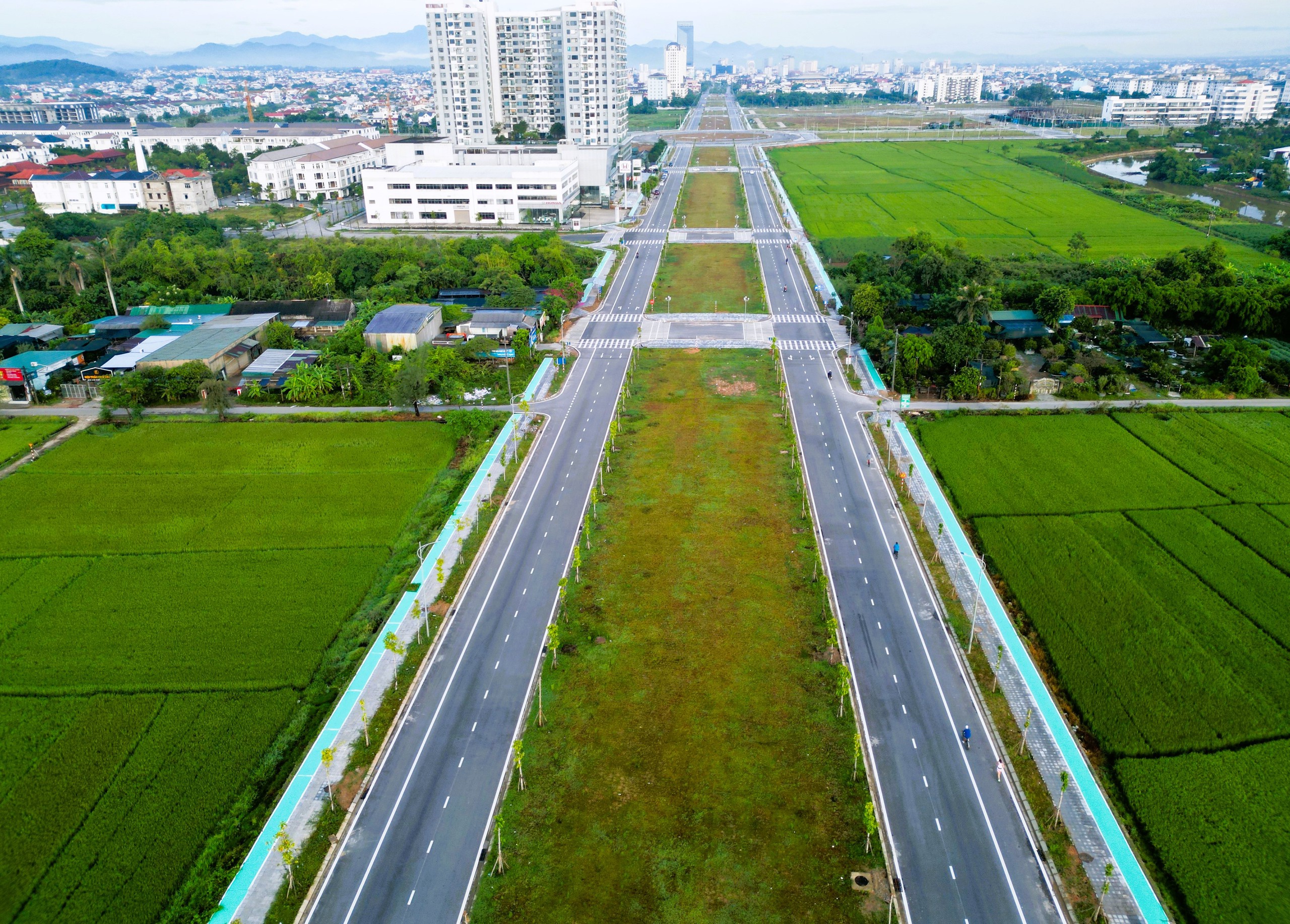 Huế sơn xanh, mở l&agrave;n đường d&agrave;nh ri&ecirc;ng cho xe đạp tr&ecirc;n vỉa h&egrave;- Ảnh 1.
