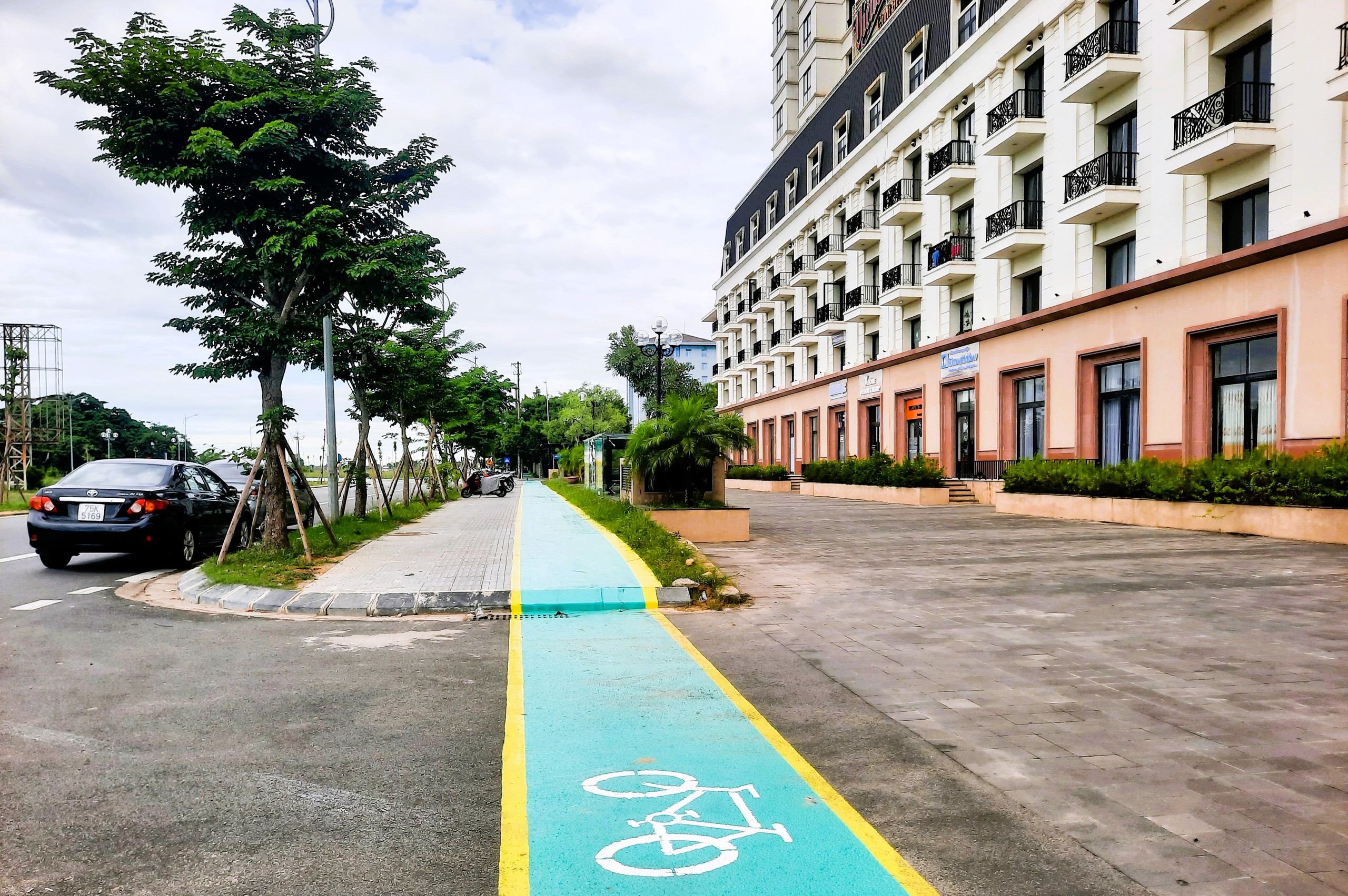 Huế sơn xanh, mở l&agrave;n đường d&agrave;nh ri&ecirc;ng cho xe đạp tr&ecirc;n vỉa h&egrave;- Ảnh 11.