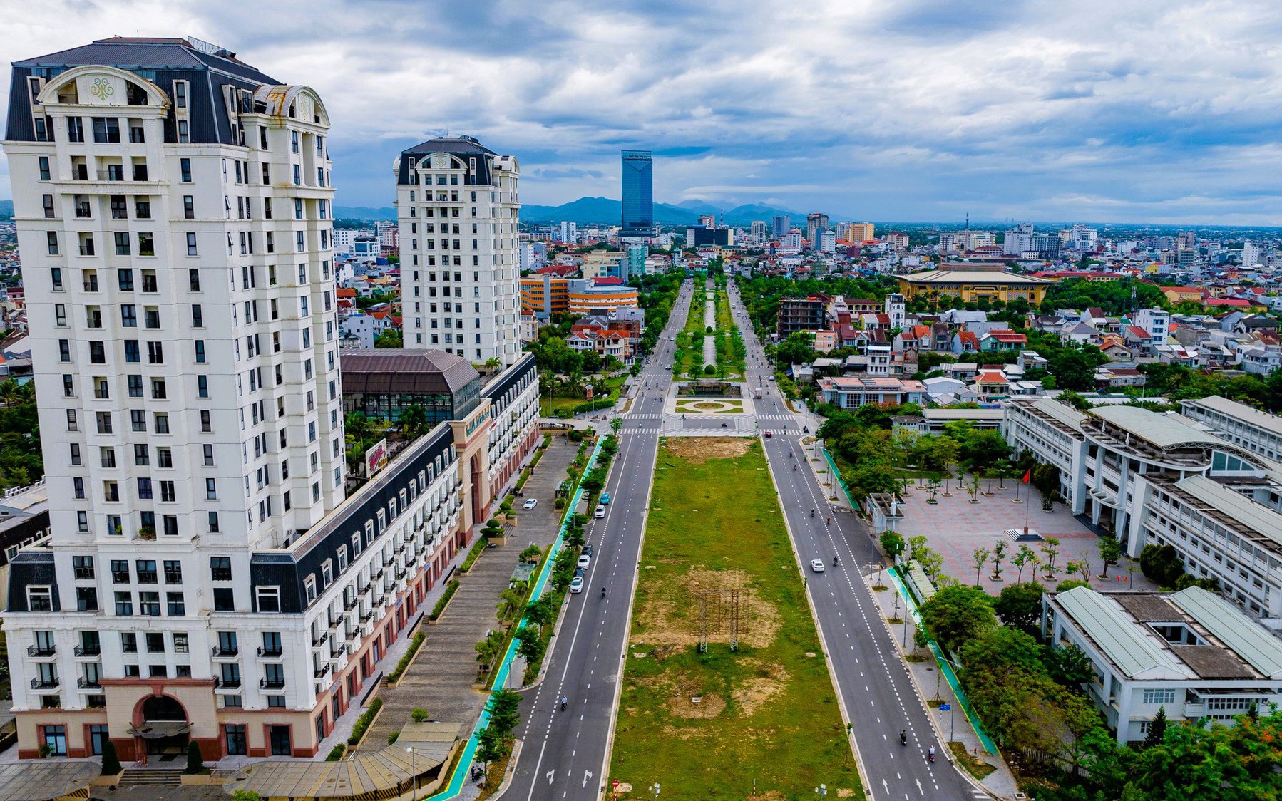 Huế sơn xanh, mở l&agrave;n đường d&agrave;nh ri&ecirc;ng cho xe đạp tr&ecirc;n vỉa h&egrave;