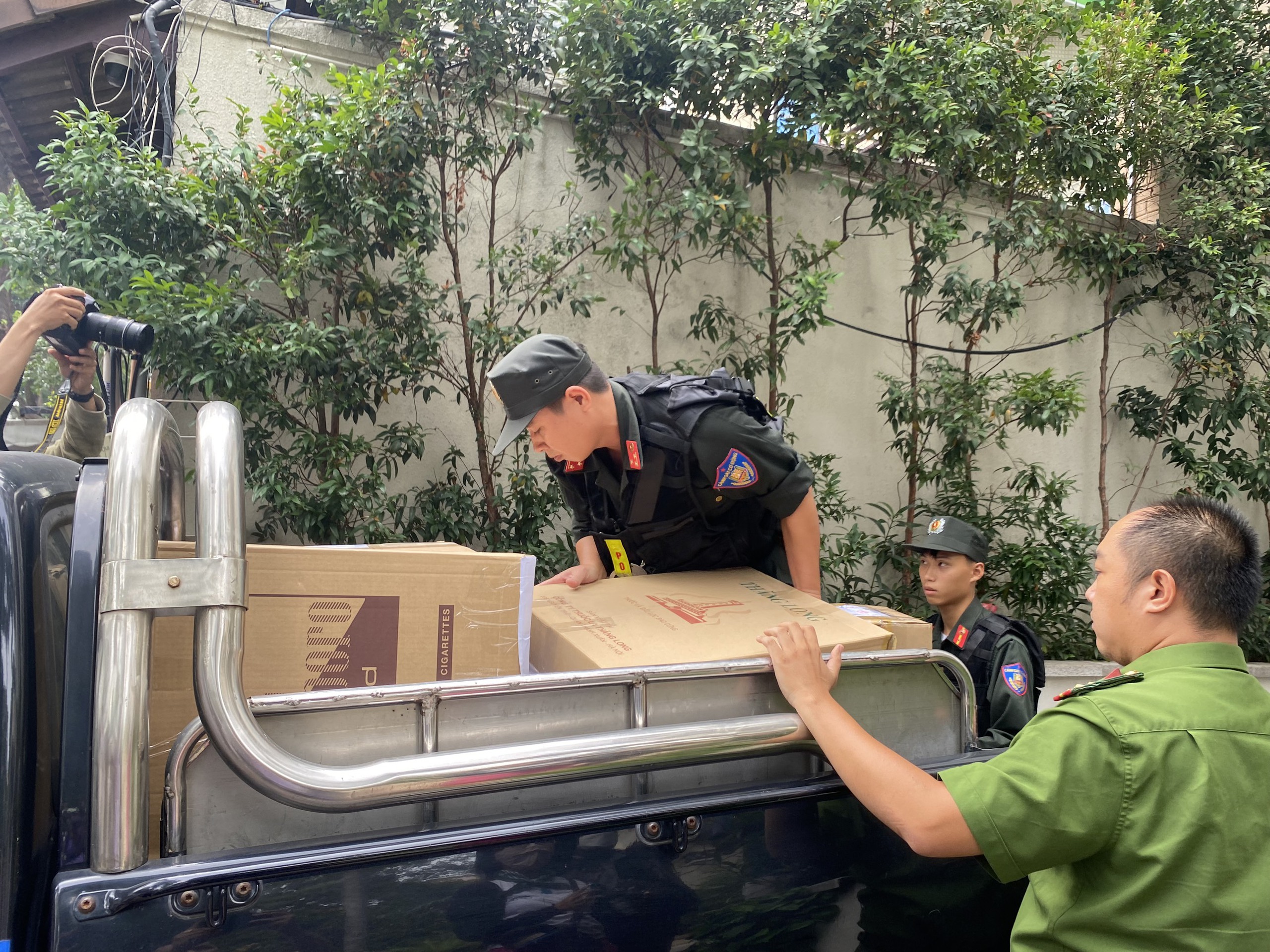 C&ocirc;ng an vận chuyển h&agrave;ng chục th&ugrave;ng lớn từ nh&agrave; CEO Quốc Cường Gia Lai- Ảnh 1.