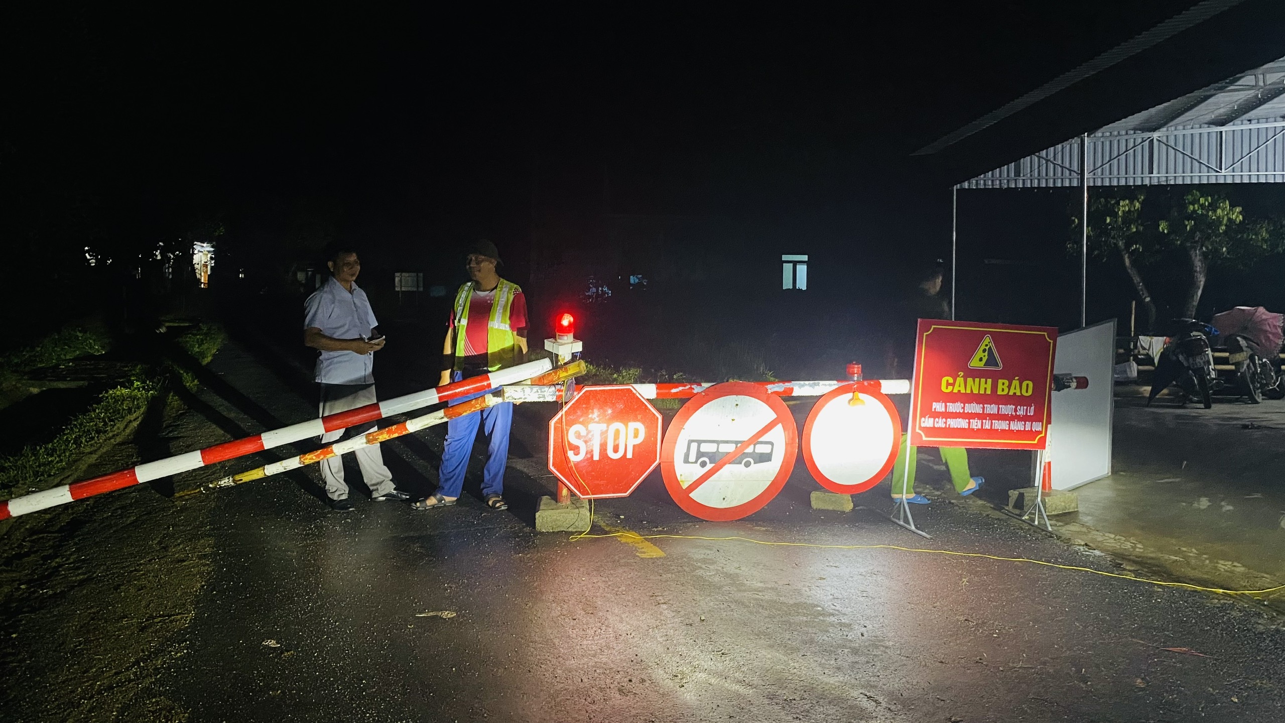 Đ&oacute;ng đường qua vị tr&iacute; sụt l&uacute;n tr&ecirc;n QL16, phương tiện đi lại thế n&agrave;o?- Ảnh 3.