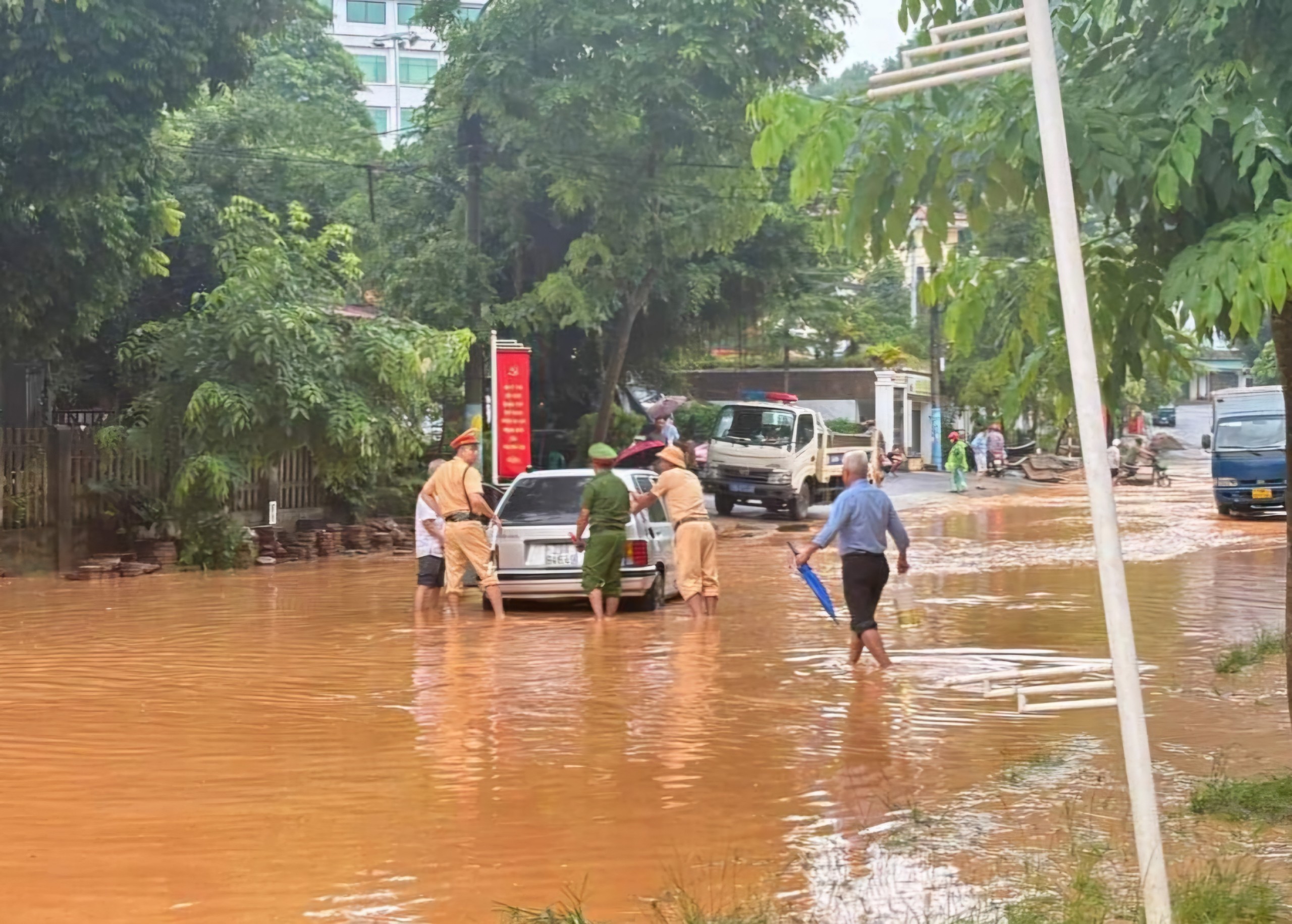Ph&uacute; Thọ: CSGT hỗ trợ người d&acirc;n tại điểm ngập &uacute;ng, sạt lở- Ảnh 1.