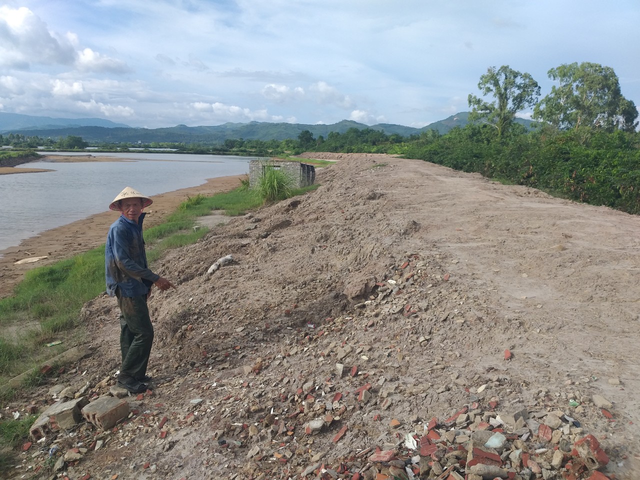 Quảng Ninh: Trăm hộ d&acirc;n thấp thỏm b&ecirc;n tuyến đ&ecirc; xuống cấp, x&oacute;i m&ograve;n- Ảnh 2.