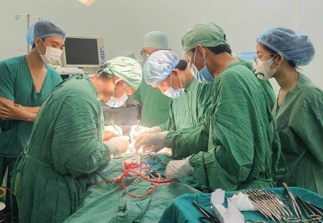 Người đàn ông suýt mất mạng vì cuốc đất trúng viên đạn- Ảnh 1. Người đàn ông suýt mất mạng vì cuốc đất trúng viên đạn- Ảnh 1.