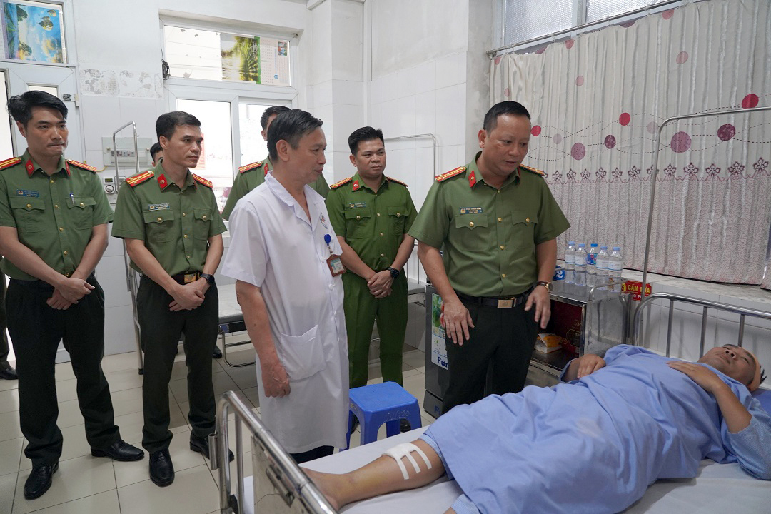 Đại &uacute;y c&ocirc;ng an bị t&agrave;i xế xe m&aacute;y chạy tốc độ cao t&ocirc;ng, phải nhập viện- Ảnh 1.