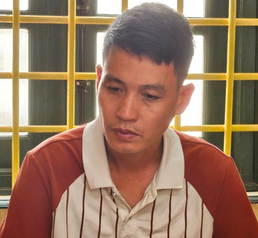 Sau khởi tố, đối tượng h&uacute;t c&aacute;t tr&aacute;i ph&eacute;p v&agrave; chống đối cảnh s&aacute;t bị phạt 85,5 triệu đồng- Ảnh 1.