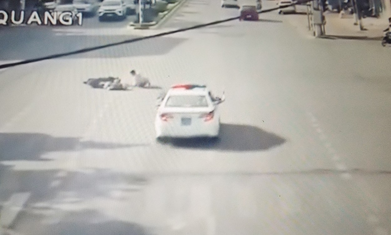 X&aacute;c minh người đi xe m&aacute;y điện vượt chốt v&agrave;o đường ưu ti&ecirc;n ở H&agrave; Tĩnh- Ảnh 1.