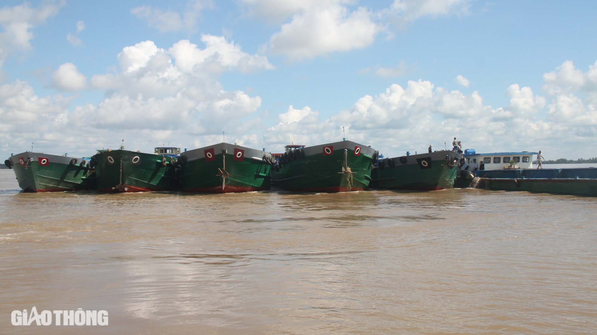 Khẩn trương đưa c&aacute;t về c&ocirc;ng trường cao tốc ở S&oacute;c Trăng- Ảnh 1.