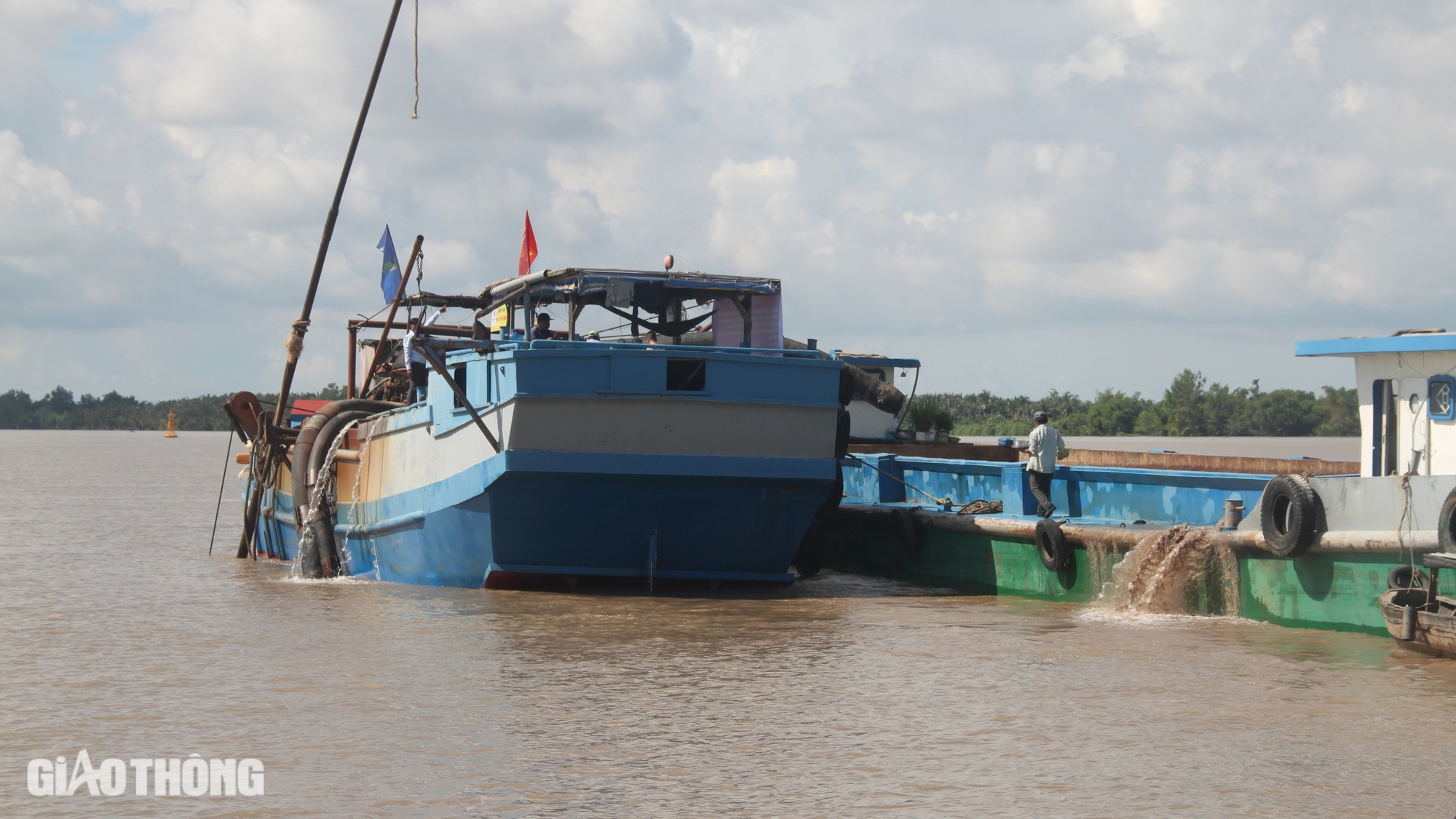 Khẩn trương đưa c&aacute;t về c&ocirc;ng trường cao tốc ở S&oacute;c Trăng- Ảnh 4.