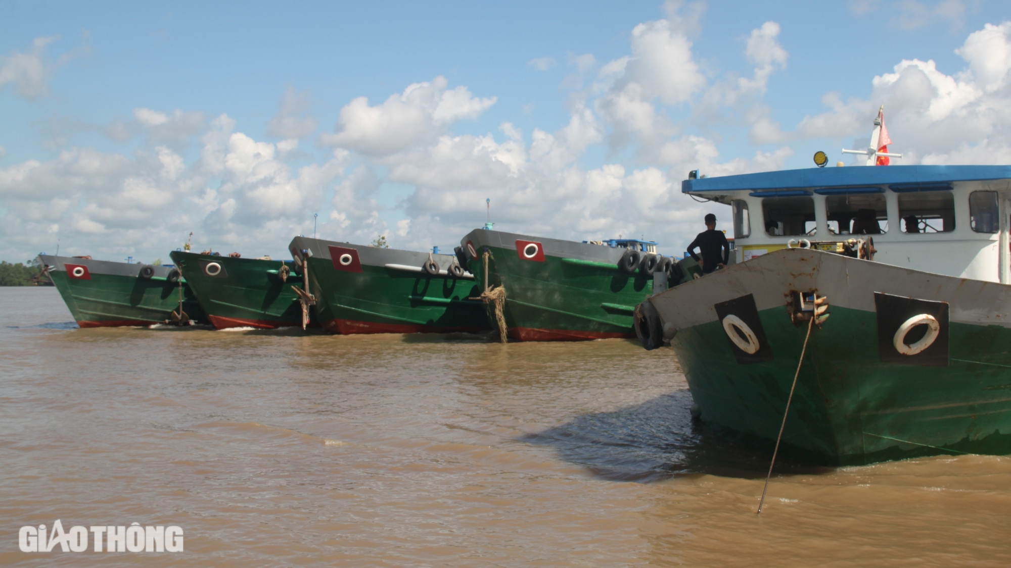 Khẩn trương đưa c&aacute;t về c&ocirc;ng trường cao tốc ở S&oacute;c Trăng- Ảnh 9.