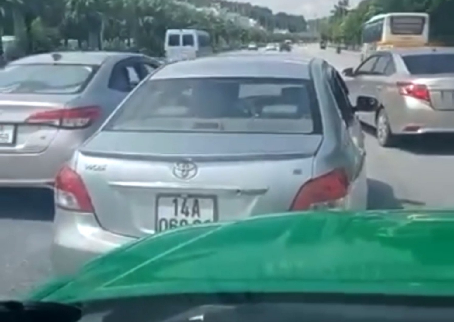 Thiếu tướng Đinh Văn Nơi chỉ đạo x&aacute;c minh taxi d&ugrave; d&agrave;n h&agrave;ng ch&egrave;n xe kh&aacute;c tr&ecirc;n đường- Ảnh 1.