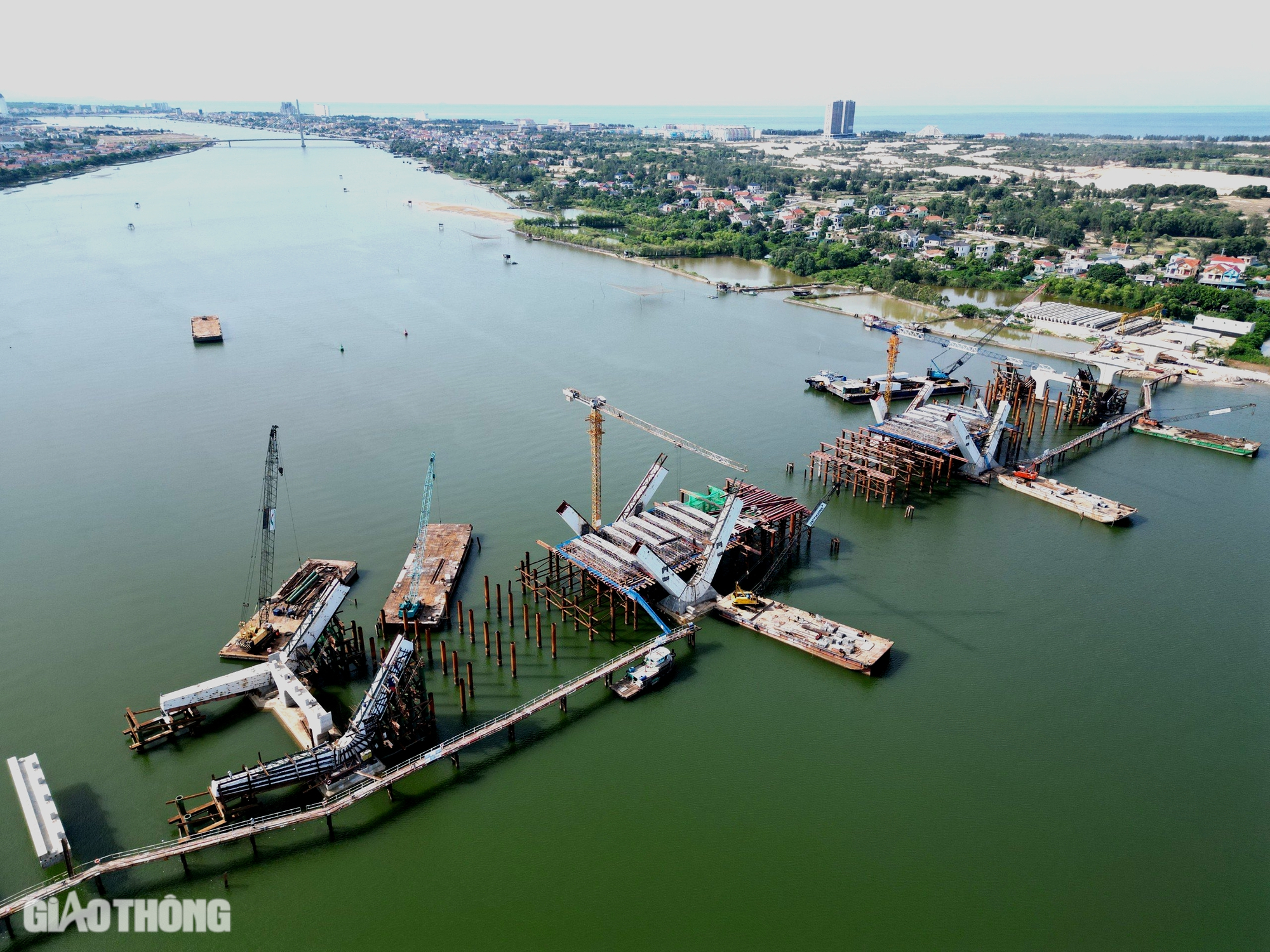 Dự &aacute;n cầu v&ograve;m th&eacute;p 1.300 tỷ đồng ở Quảng B&igrave;nh kh&oacute; về đ&iacute;ch đ&uacute;ng tiến độ do vướng mặt bằng- Ảnh 1.