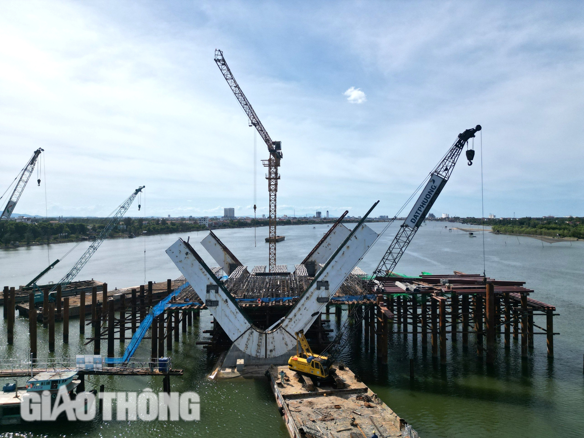 Dự &aacute;n cầu v&ograve;m th&eacute;p 1.300 tỷ đồng ở Quảng B&igrave;nh kh&oacute; về đ&iacute;ch đ&uacute;ng tiến độ do vướng mặt bằng- Ảnh 2.