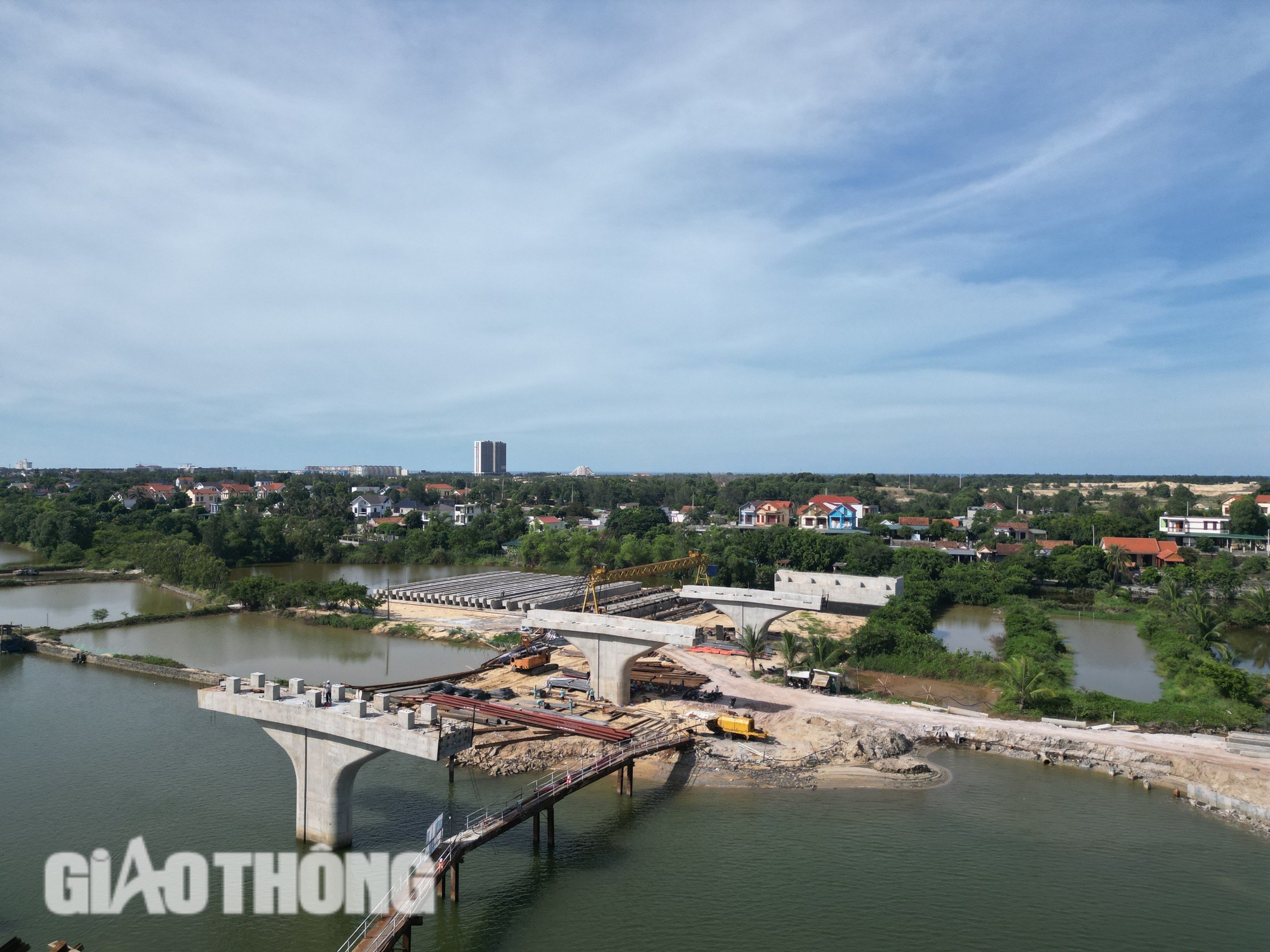 Dự &aacute;n cầu v&ograve;m th&eacute;p 1.300 tỷ đồng ở Quảng B&igrave;nh kh&oacute; về đ&iacute;ch đ&uacute;ng tiến độ do vướng mặt bằng- Ảnh 5.