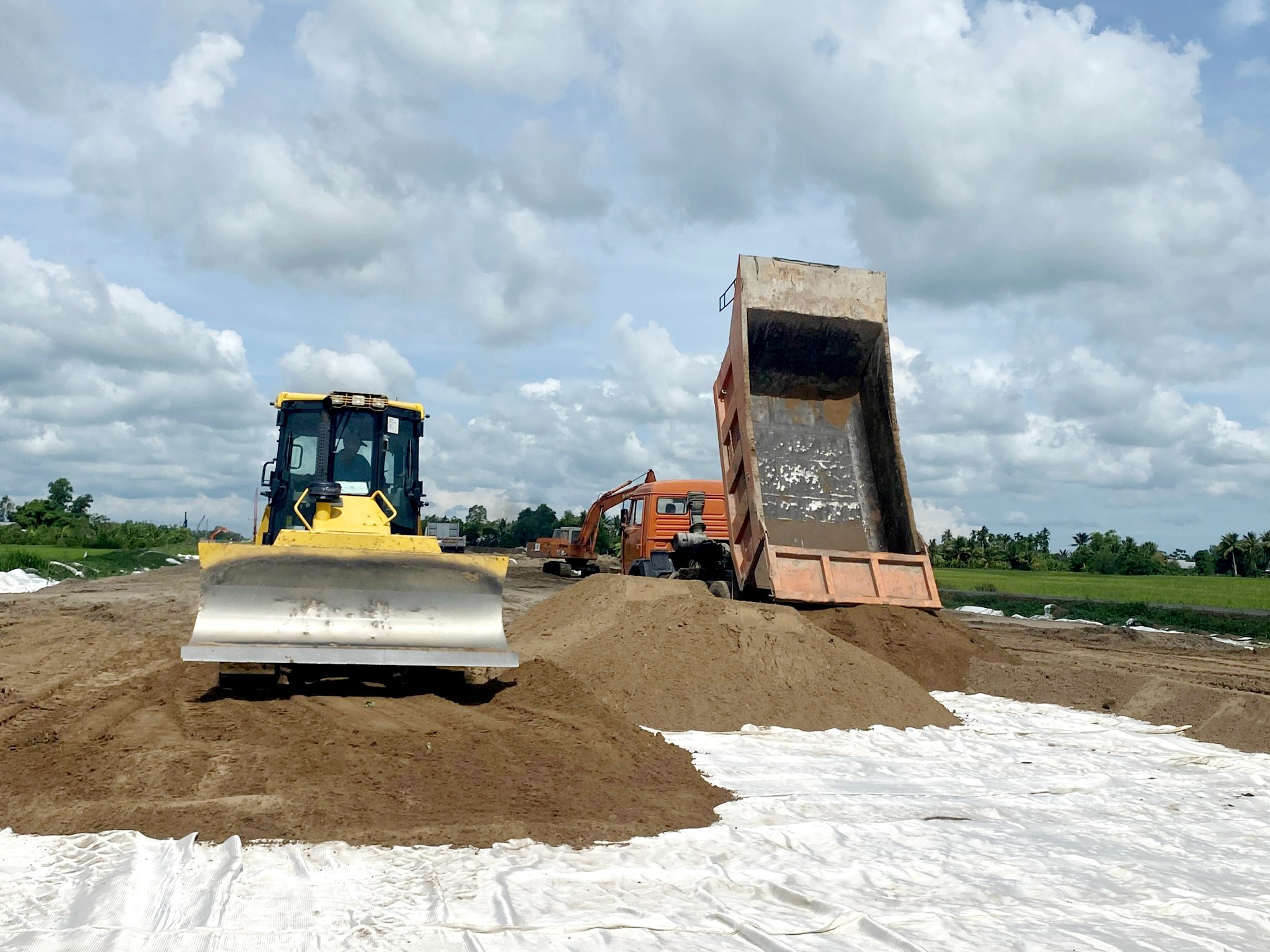 Hậu Giang đẩy nhanh tiến độ giải ph&oacute;ng mặt bằng hai cao tốc- Ảnh 1.