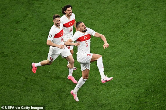 Cầu thủ Thổ Nhĩ Kỳ lập kỷ lục với b&agrave;n thắng v&agrave;o lưới tuyển &Aacute;o- Ảnh 1.