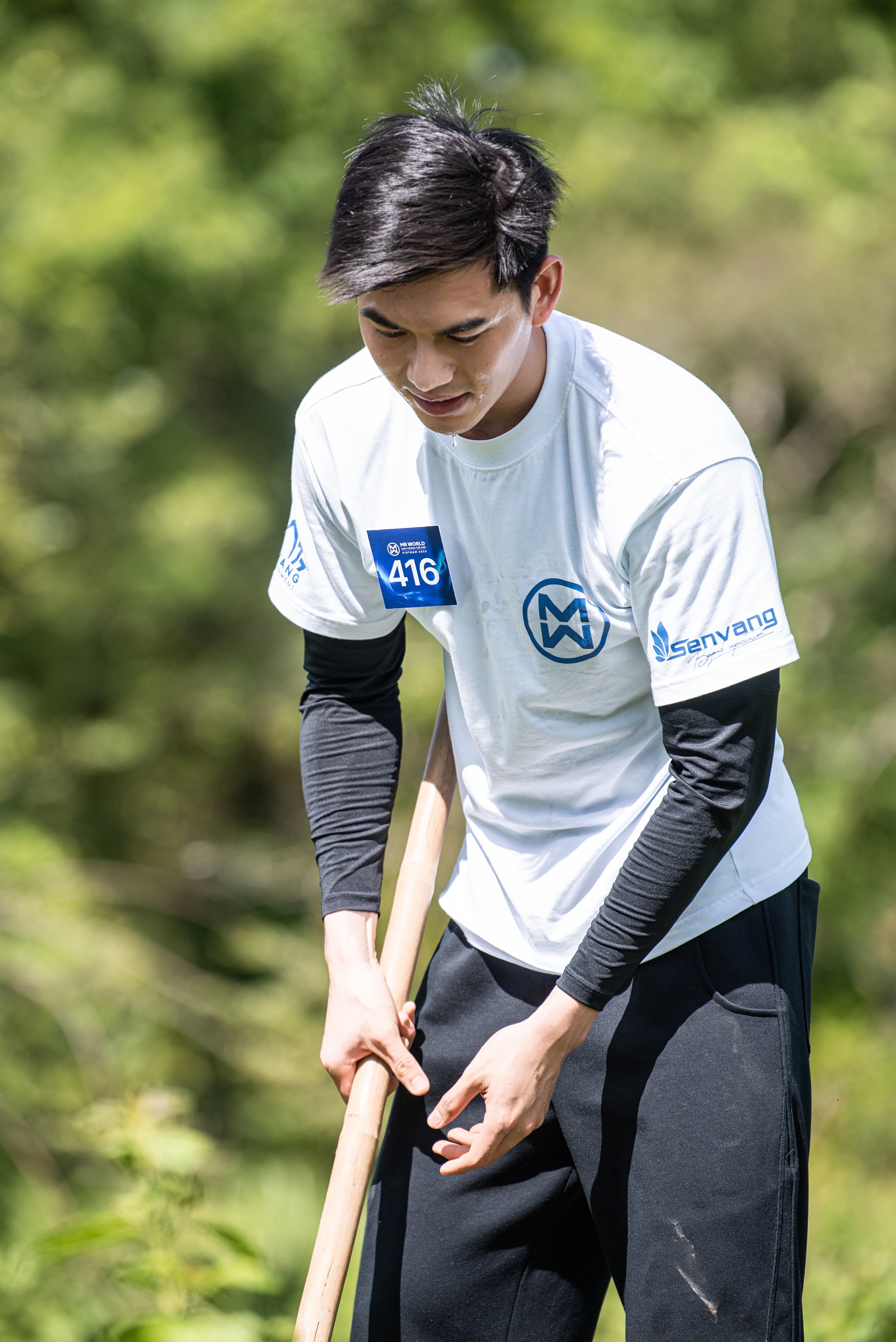 Thí sinh mồ côi của Mr World Vietnam: Tôi sống nhờ tình thương bạn bè, cậu mợ và hàng xóm- Ảnh 2. Thí sinh mồ côi của Mr World Vietnam: Tôi sống nhờ tình thương bạn bè, cậu mợ và hàng xóm- Ảnh 2.