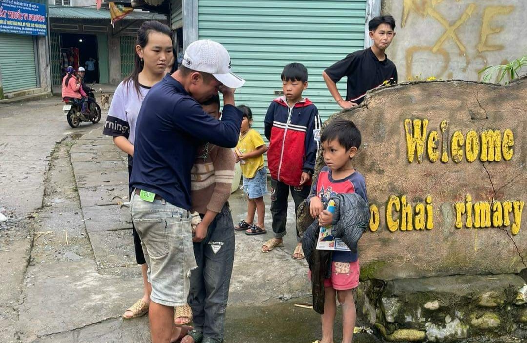 Hai ch&aacute;u b&eacute; nghi bị lũ cuốn tr&ocirc;i ở Sapa được t&igrave;m thấy tại trường tiểu học- Ảnh 1.