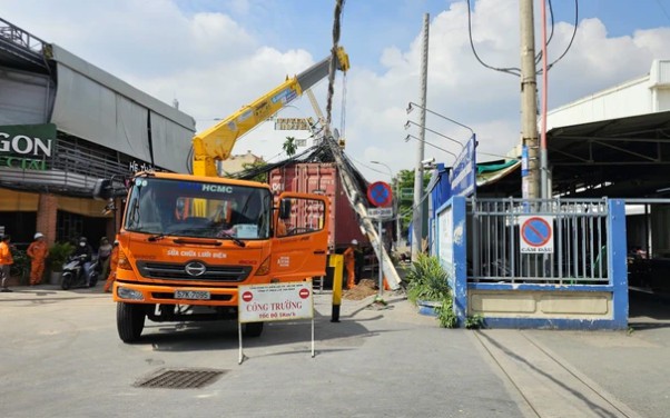 Bản tin TNGT 2/7: Xe container k&eacute;o g&atilde;y cột điện tại TP.HCM