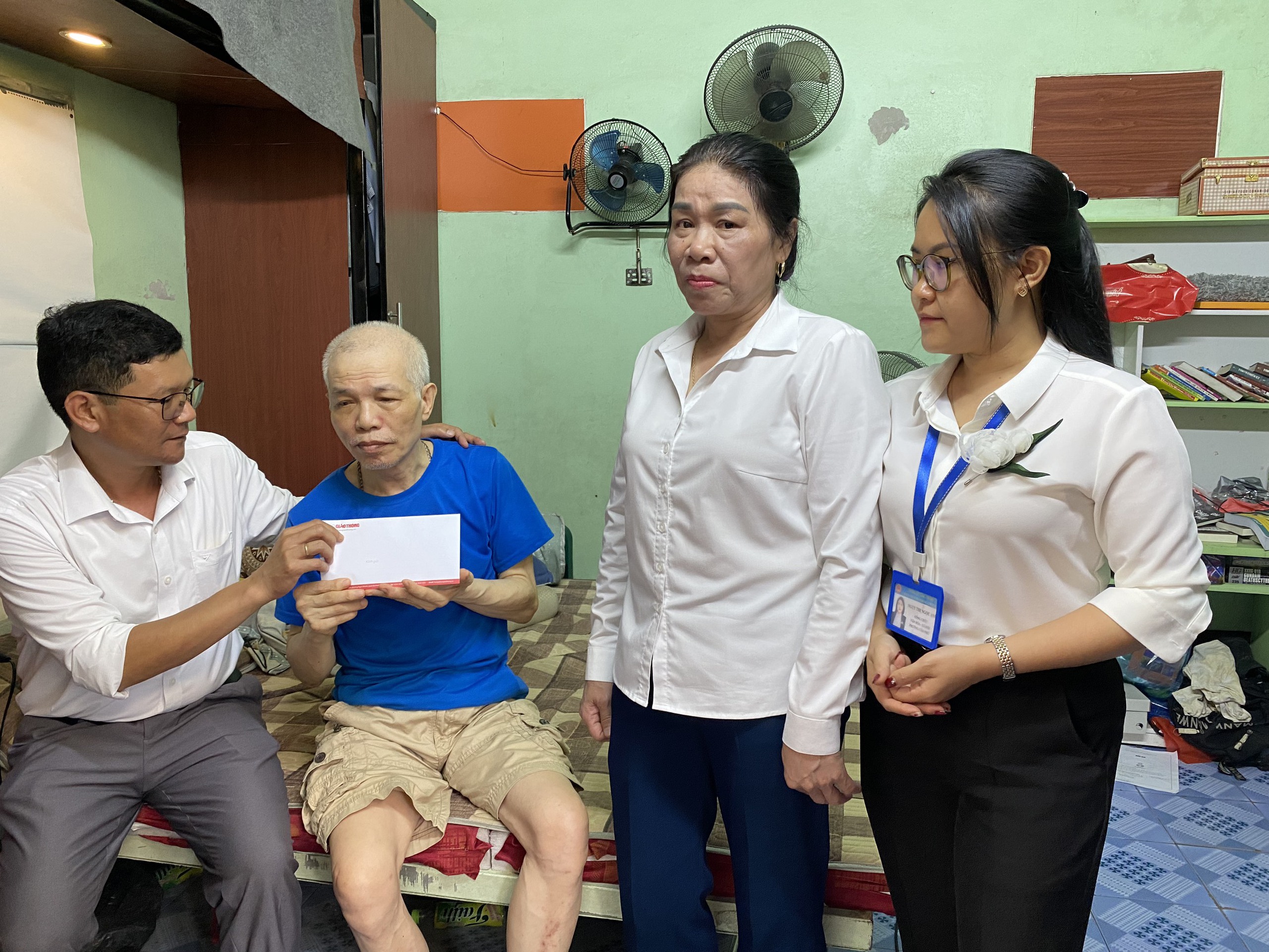 B&aacute;o Giao th&ocirc;ng trao tiền bạn đọc ủng hộ gia đ&igrave;nh 2 nạn nh&acirc;n tử vong do TNGT- Ảnh 1.