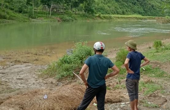 10 phụ nữ nắm tay nhau qua suối, 2 người chết v&agrave; mất t&iacute;ch- Ảnh 1.