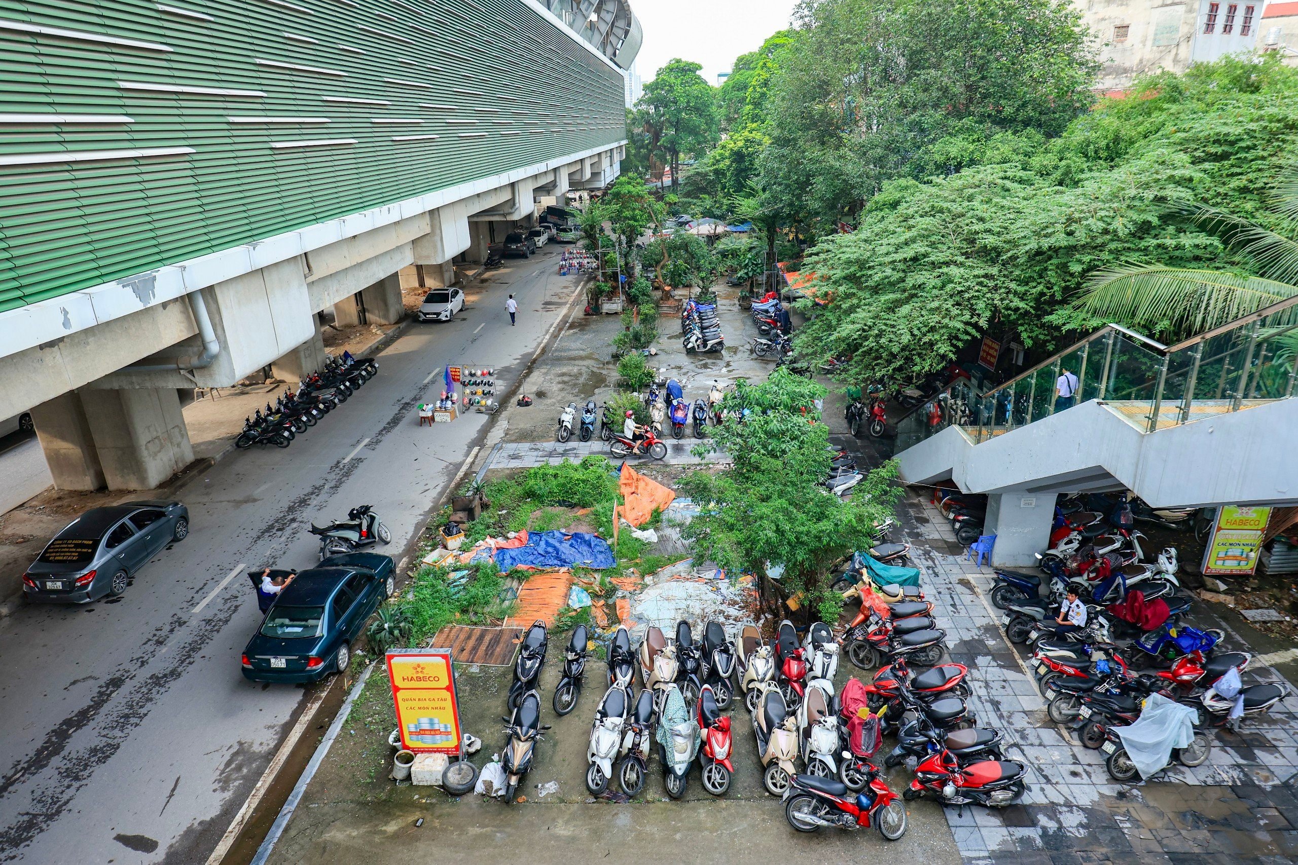 Xử l&yacute; b&atilde;i xe kh&ocirc;ng ph&eacute;p dọc tuyến metro C&aacute;t Linh - H&agrave; Đ&ocirc;ng sau phản &aacute;nh của B&aacute;o Giao th&ocirc;ng- Ảnh 1.