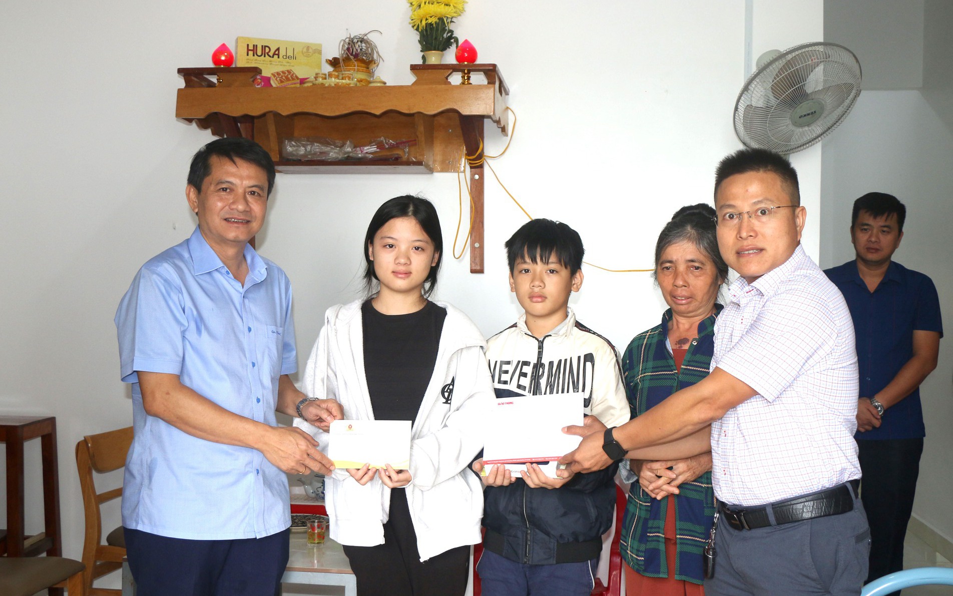 Nữ sinh mất bố, mẹ liệt giường do tai nạn nhận học bổng sau khi thi đỗ trường THPT chuy&ecirc;n