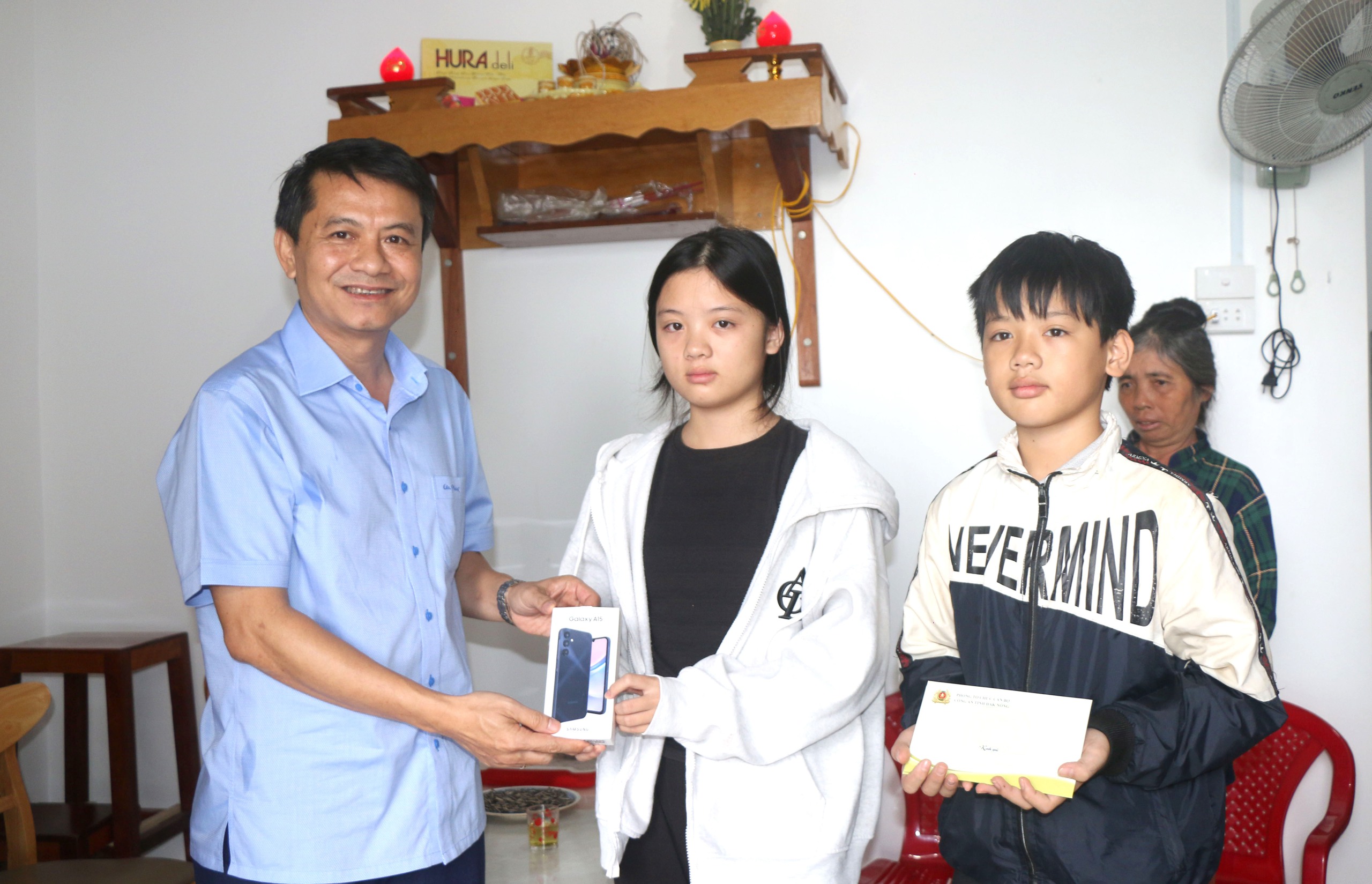 Nữ sinh mất bố, mẹ liệt giường do tai nạn nhận học bổng sau khi thi đỗ trường THPT chuy&ecirc;n- Ảnh 2.