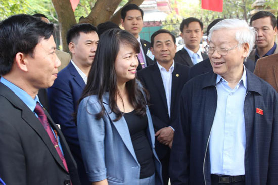 Hai tuần trước Tổng B&iacute; thư về thăm qu&ecirc;, người d&acirc;n l&agrave;ng Lại Đ&agrave; lu&ocirc;n d&otilde;i theo &ocirc;ng- Ảnh 2.