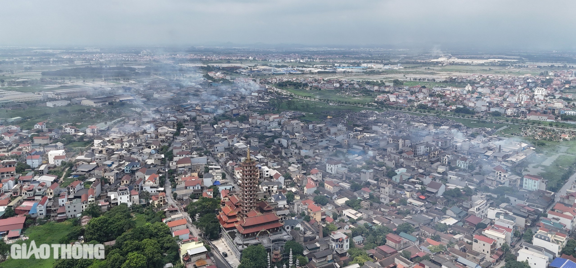 R&aacute;c thải c&ocirc;ng nghiệp ngập đường ở Bắc Ninh: V&igrave; sao kh&oacute; xử l&yacute;?- Ảnh 1.