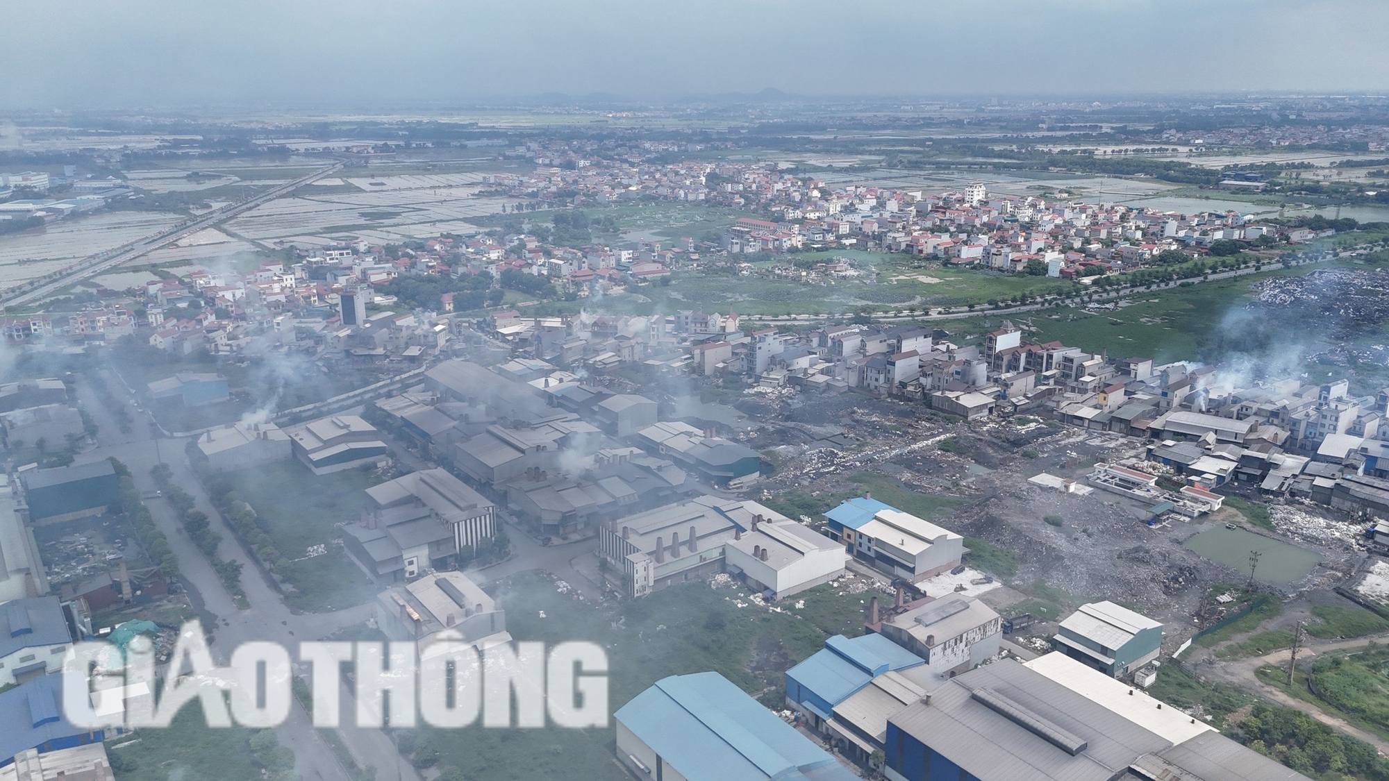 R&aacute;c thải c&ocirc;ng nghiệp ngập đường ở Bắc Ninh: V&igrave; sao kh&oacute; xử l&yacute;?- Ảnh 2.