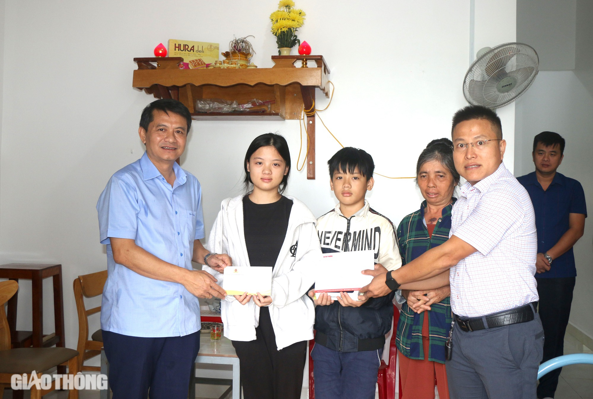 Nữ sinh mất bố, mẹ liệt giường do tai nạn nhận học bổng sau khi thi đỗ trường THPT chuy&ecirc;n- Ảnh 1.