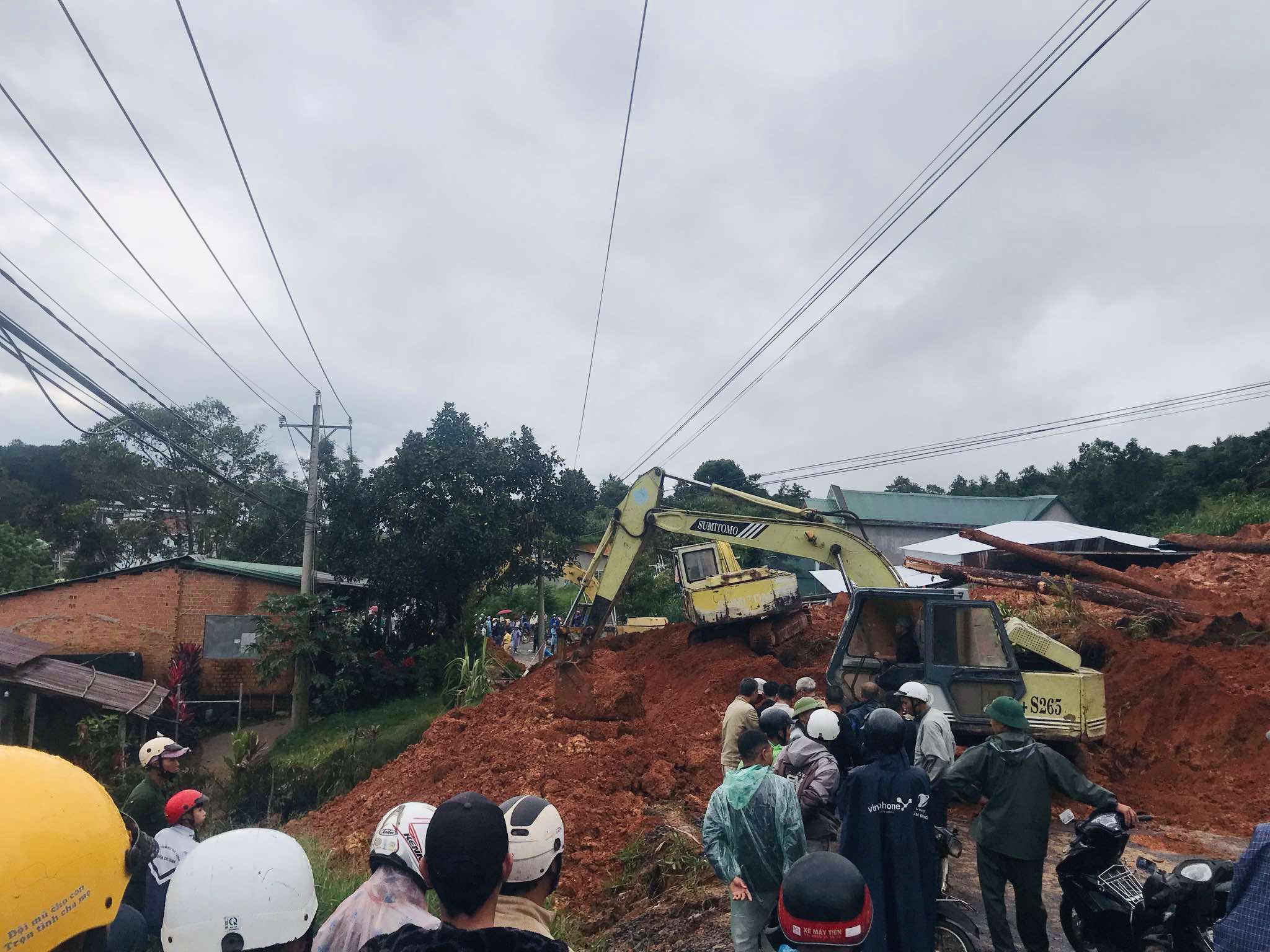 Lại sạt lở đất đè sập nhà bên QL27 qua Lâm Đồng, hai người thương vong- Ảnh 1. Lại sạt lở đất đè sập nhà bên QL27 qua Lâm Đồng, hai người thương vong- Ảnh 1.