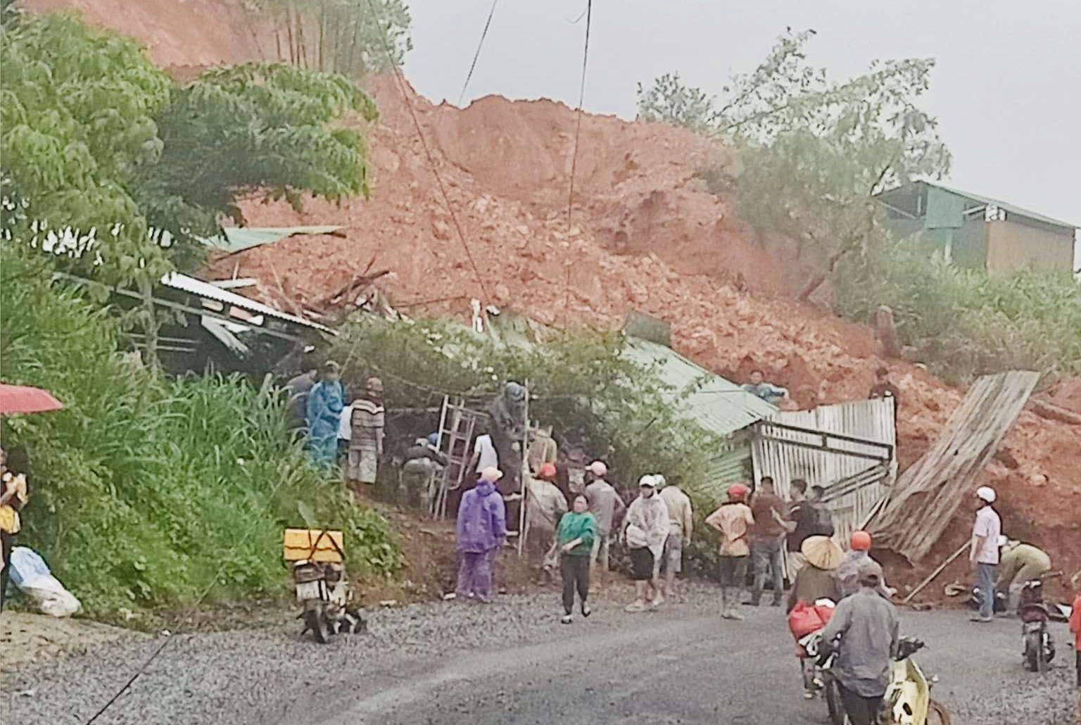 Lại sạt lở đất đè sập nhà bên QL27 qua Lâm Đồng, hai người thương vong- Ảnh 2. Lại sạt lở đất đè sập nhà bên QL27 qua Lâm Đồng, hai người thương vong- Ảnh 2.