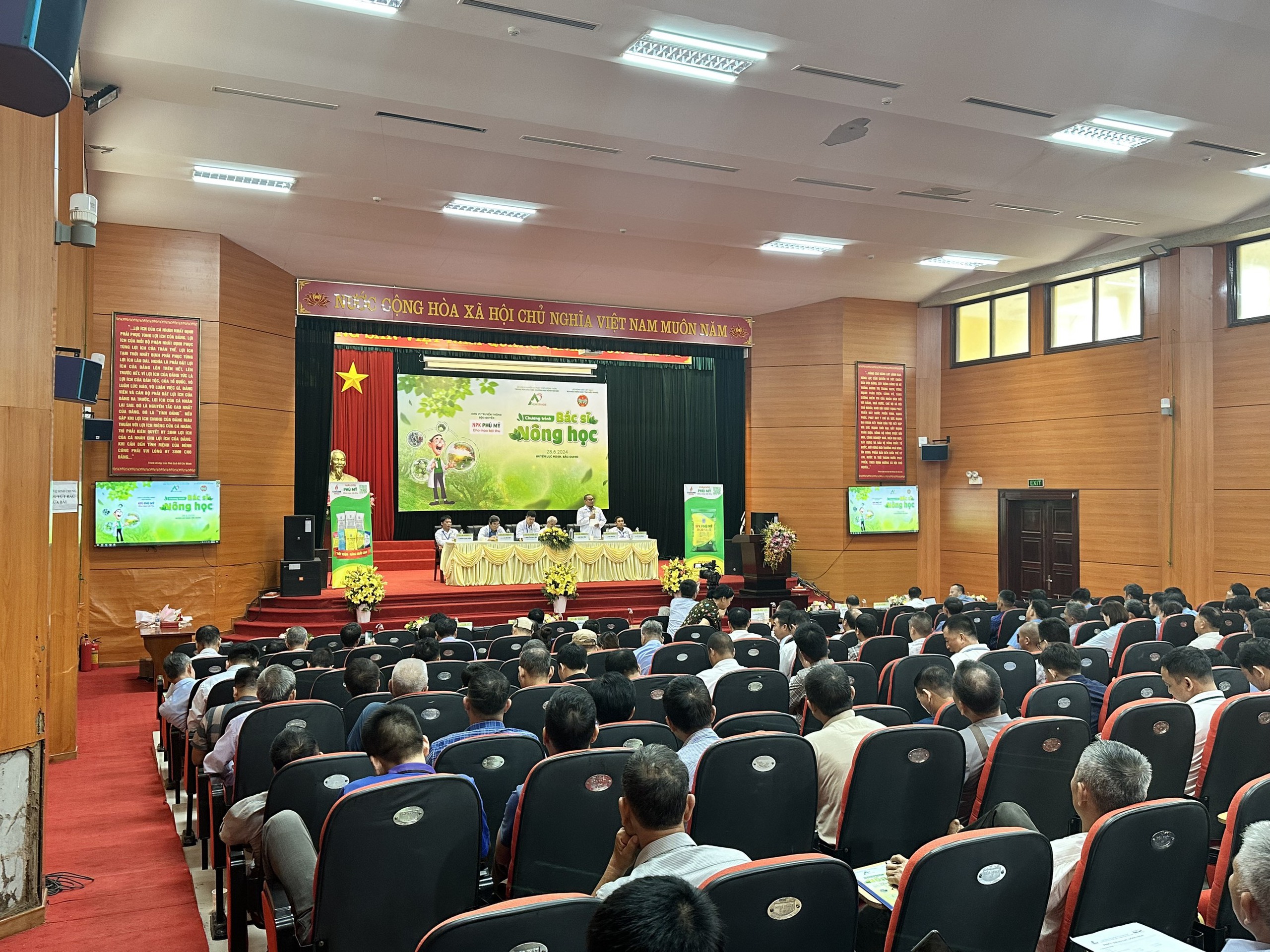 Tiến sĩ bắt bệnh, Đạm Ph&uacute; Mỹ ra toa, nh&agrave; n&ocirc;ng phấn khởi- Ảnh 2.